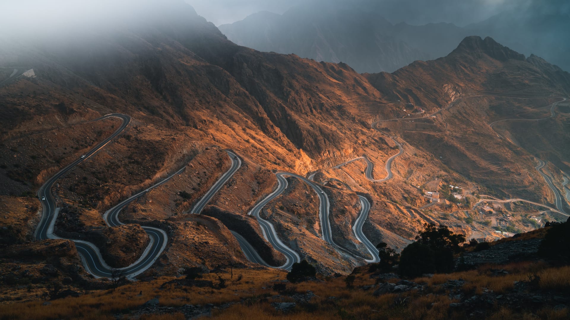 مشاهد تبين "الإبداع" وسط تضاريس صعبة.. مصور يوثق طرق السعودية الجبلية من زوايا جديدة