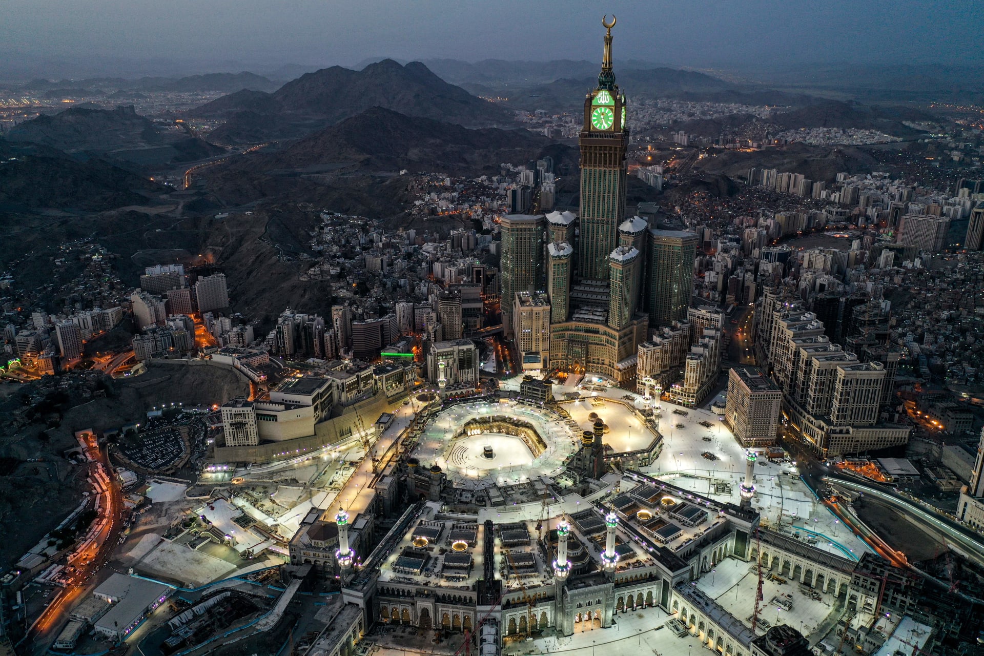 أكاديمي ينتقد تصميم المباني المحيطة بالحرم المكي ويهاجم الحكومة السعودية: ذوق لاس فيغاس "المبتذل" في مكة