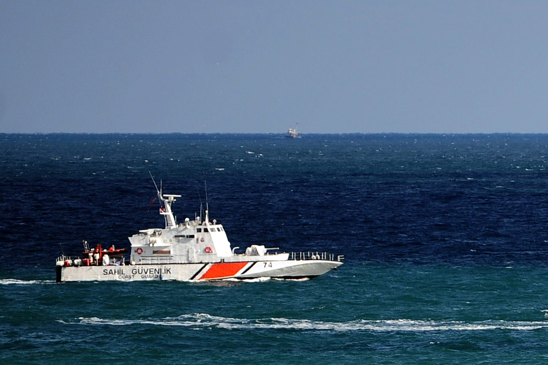 تركيا: غرق سفينة ترفع علم روسيا بالبحر الأسود.. وإنقاذ بعض أفراد طاقمها