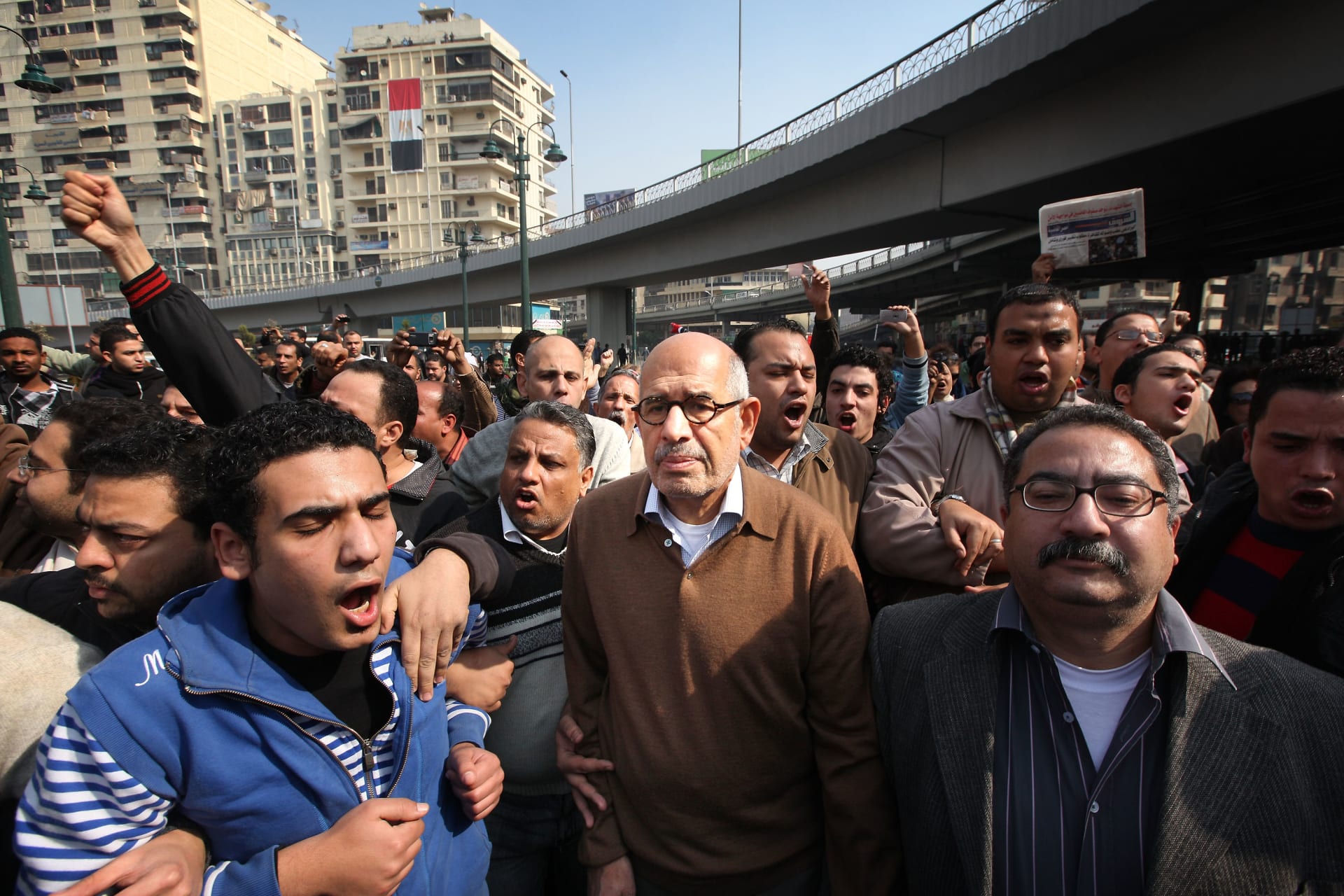 البرادعي خلال مشاركته في الاحتجاجات يوم 28 يناير 2011