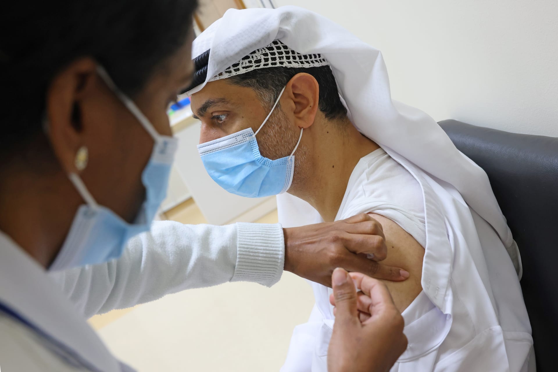"صحة دبي" تبدأ حملة تطعيم لكبار السن بلقاح سينوفارم الصيني الأحد