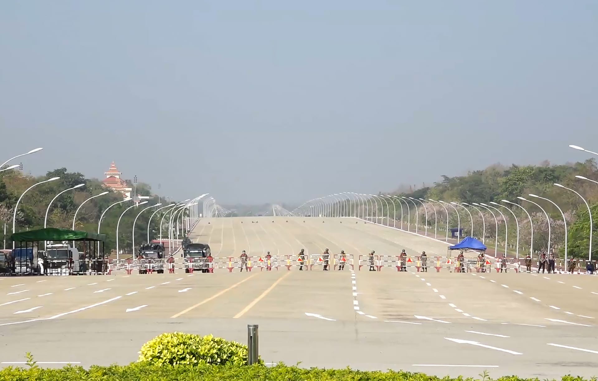 الجيش في ميانمار يغلق طريقا مؤديا لمقر البرلمان 