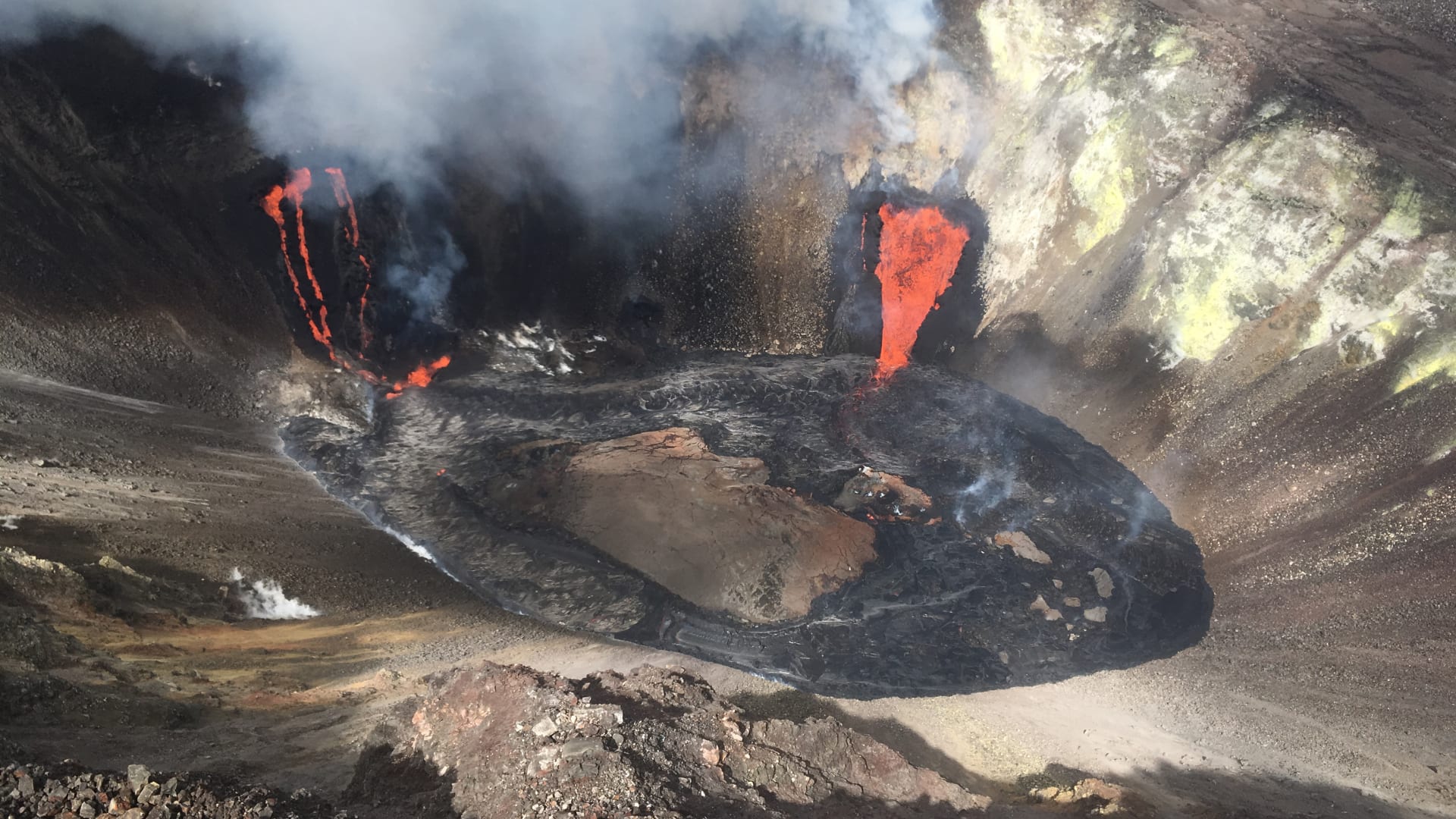 عودة الحمم البركانية تعيد الأمل في تعافي هاواي