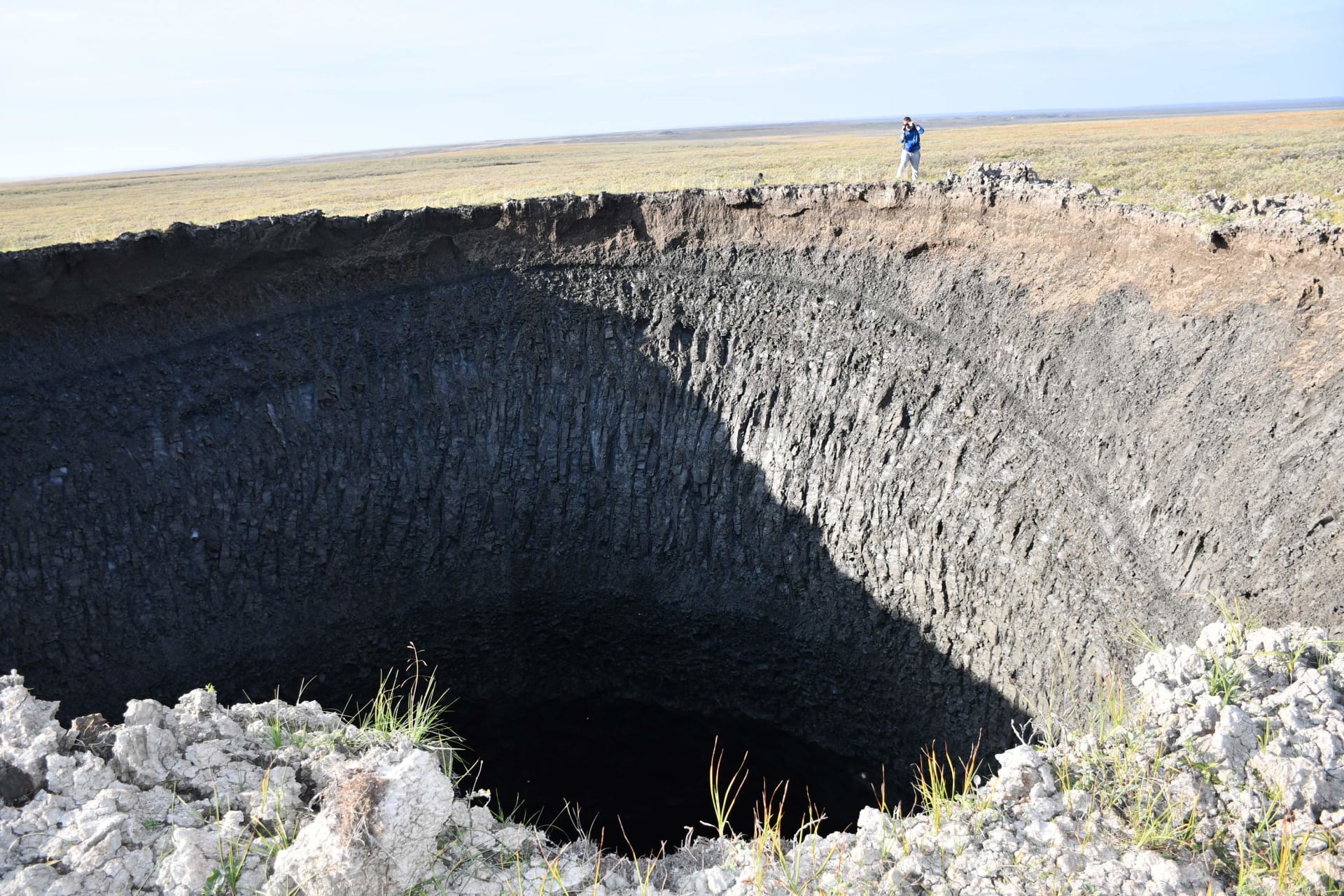 بدأت بالظهور منذ 2013.. علماء يفكون الألغاز وراء الحفر الهائلة التي ظهرت في أراضي سيبيريا 