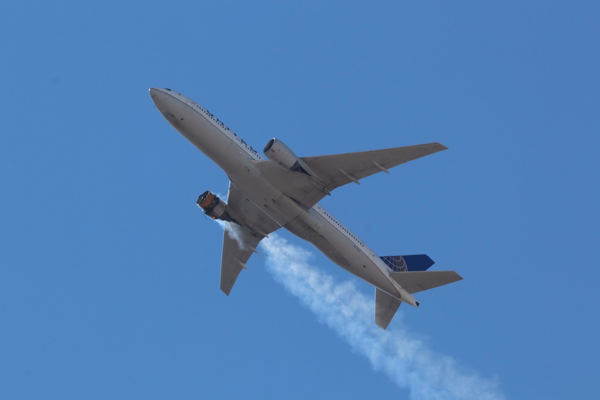 بعد عطل في أحد محركاتها.. "بوينغ" توصي تعليق طائرات 777 حول العالم