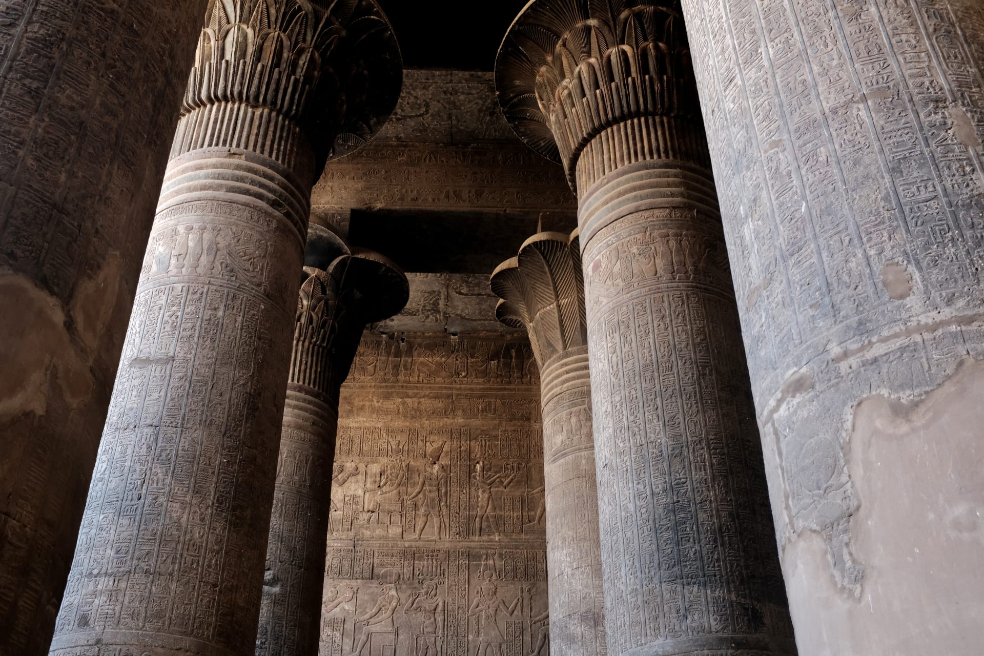 معبد إسنا في مصر