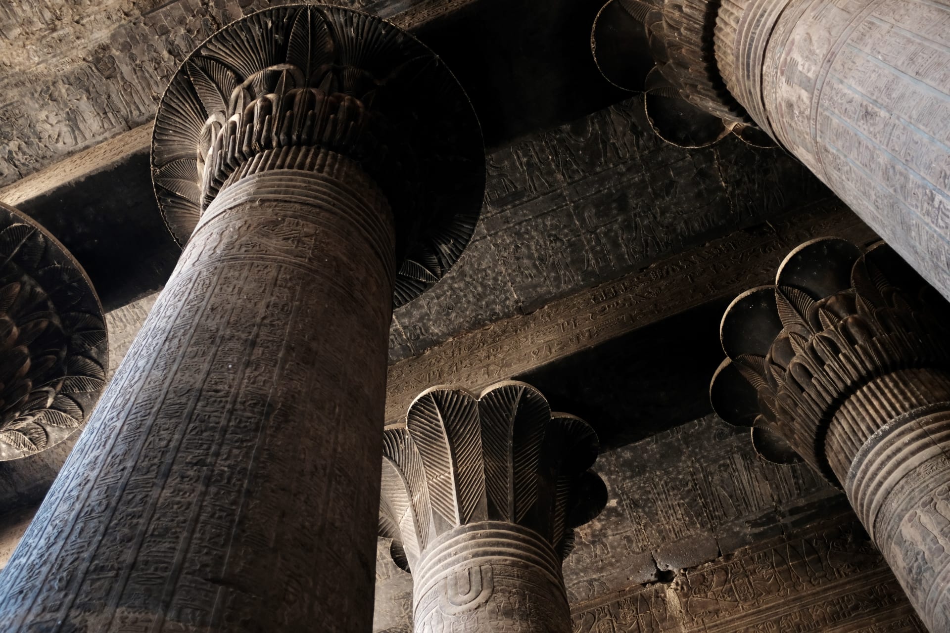 معبد إسنا في مصر