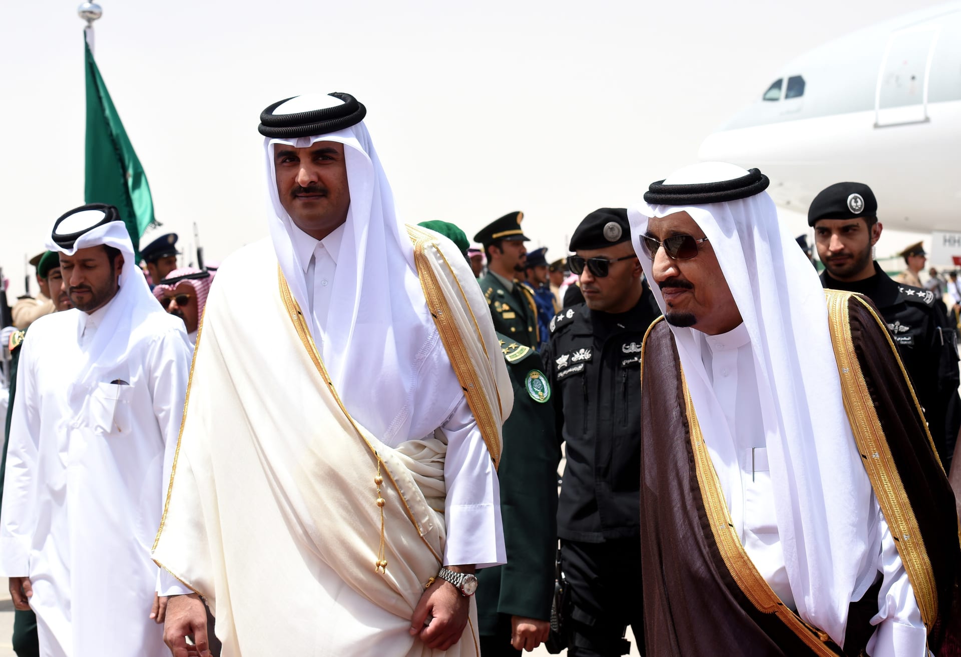 صورة أرشيفية من زيارة لأمير قطر إلى السعودية واستقباله من قبل الملك سلمان العام 2015