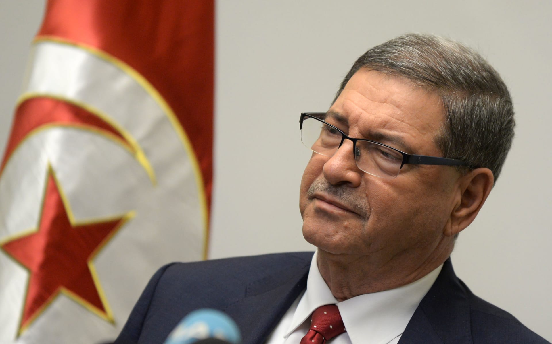 رئيس حكومة تونس الأسبق يتعرض لأزمة صحية خلال برنامج مٌذاع على الهواء