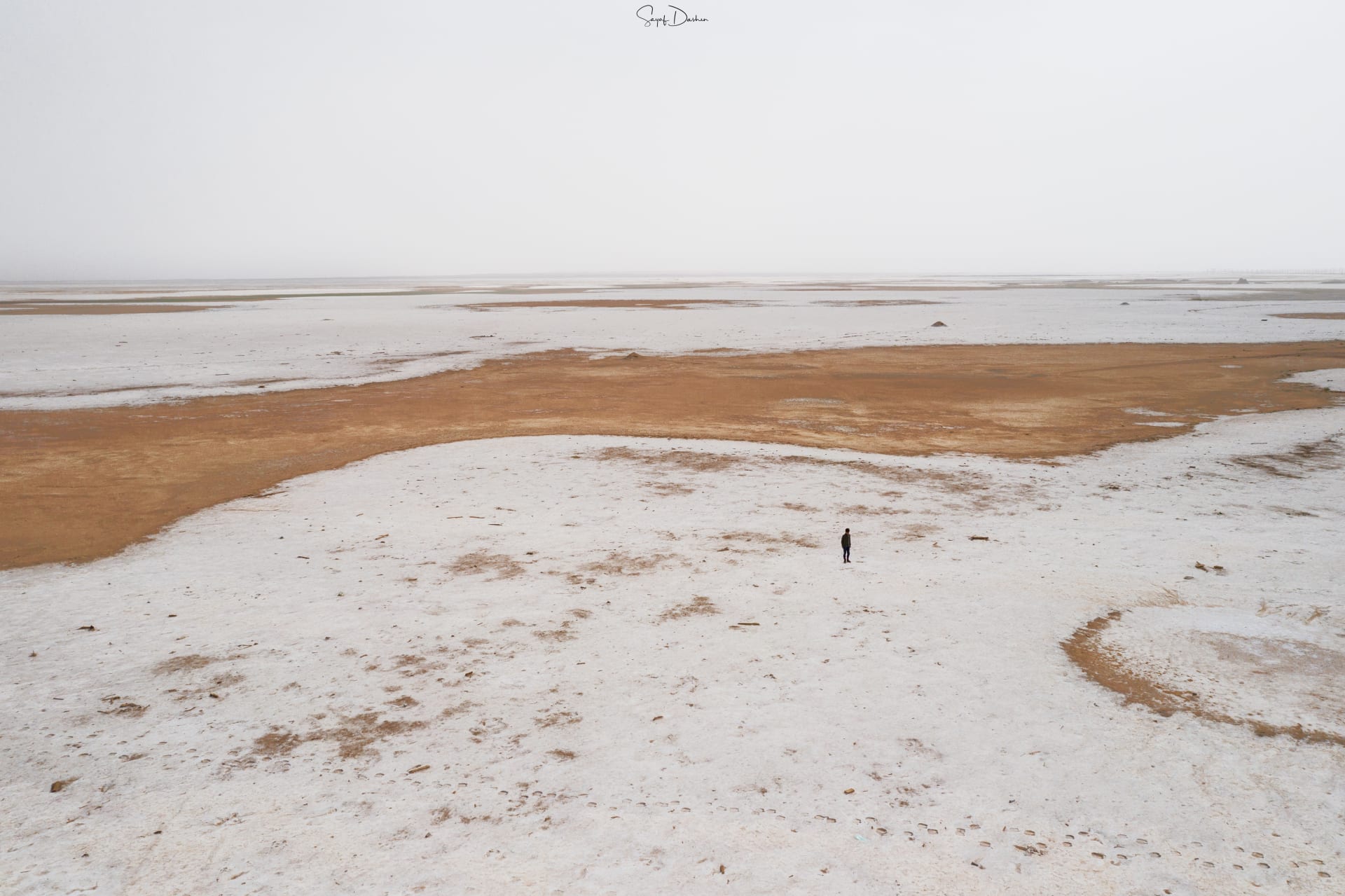 مشاهد بيضاء ساحرة تغطي الرمال ولكنها ليست ثلجا.. هذا ما وثقته عدسة مصور بالسعودية