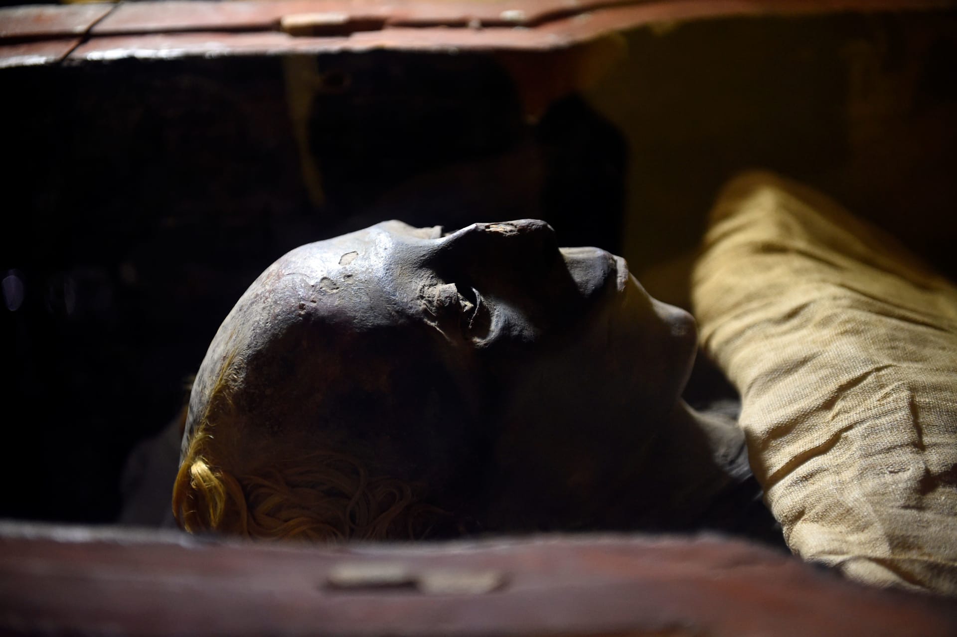 اكتشاف جديد في التحنيط المصري.. الكشف عن مومياء مغطاة بالكامل بدرع من الطين  