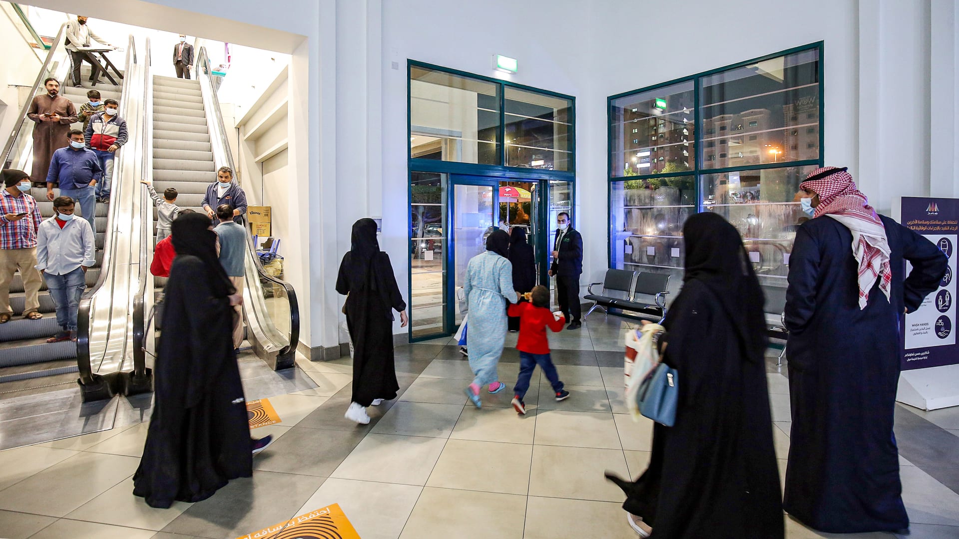 الكويت تعلن حظر تجول جزئي مع تسجيل البلاد معدلات إصابة مرتفعة لفيروس كورونا