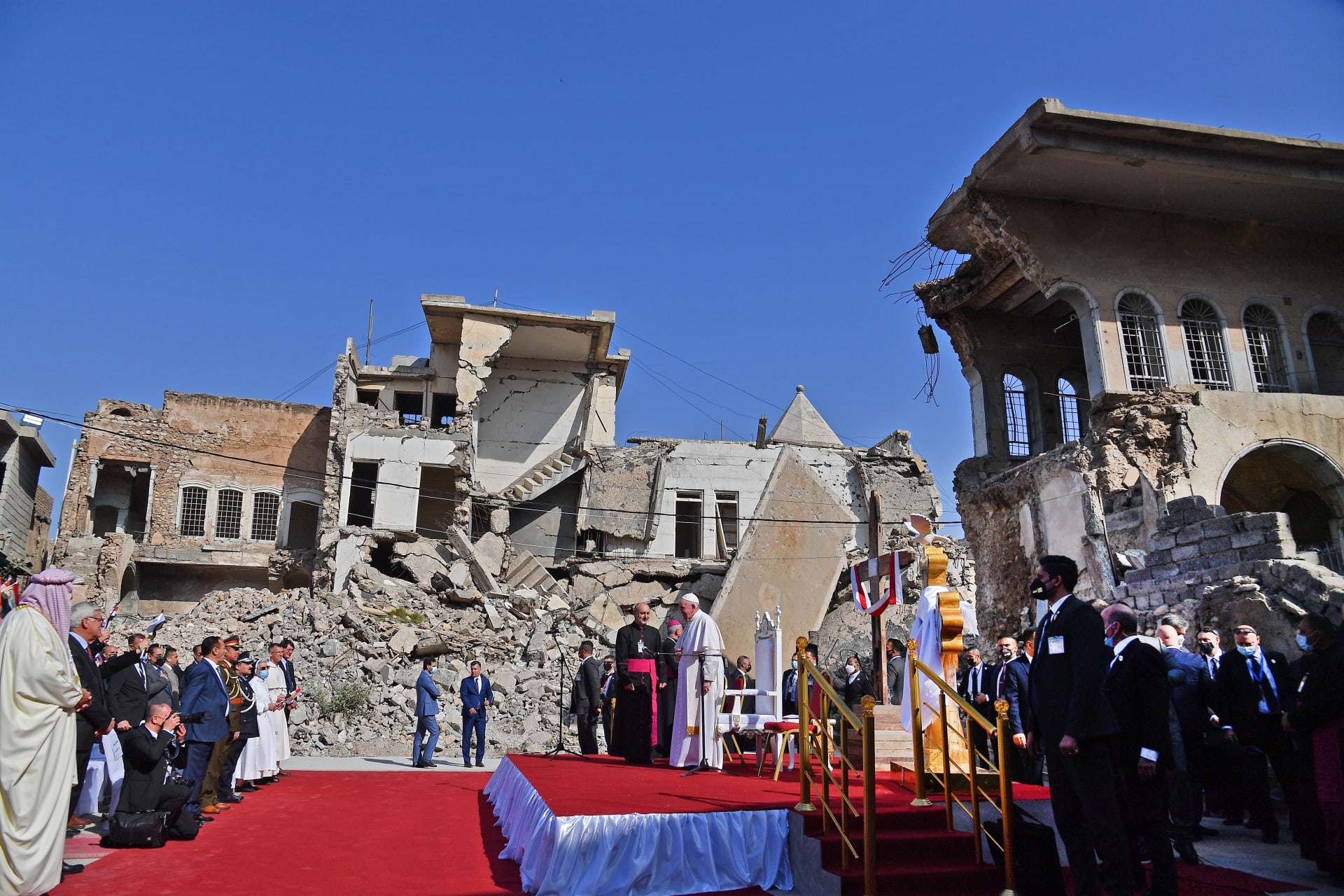 مشهد مختلف عن أي مكان زاره البابا فرنسيس بالعراق.. هكذا كانت أجواء كنيسة قره قوش التي دمرها داعش