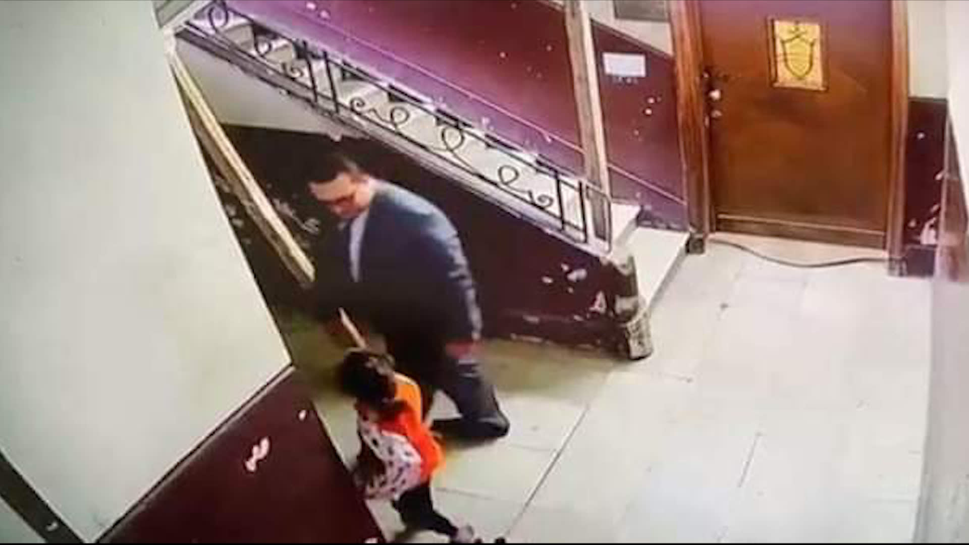كاميرا مراقبة ترصد لحظة تحرش رجل بطفلة صغيرة يثير صدمة في مصر.. واحتفاء ببطولة سيدة تصدت له