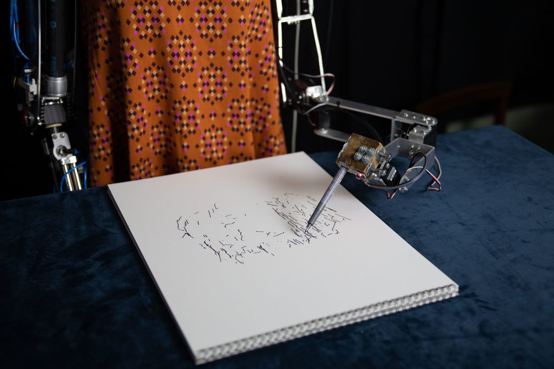 أول روبوت فنان على هيئة إنسان في العالم
