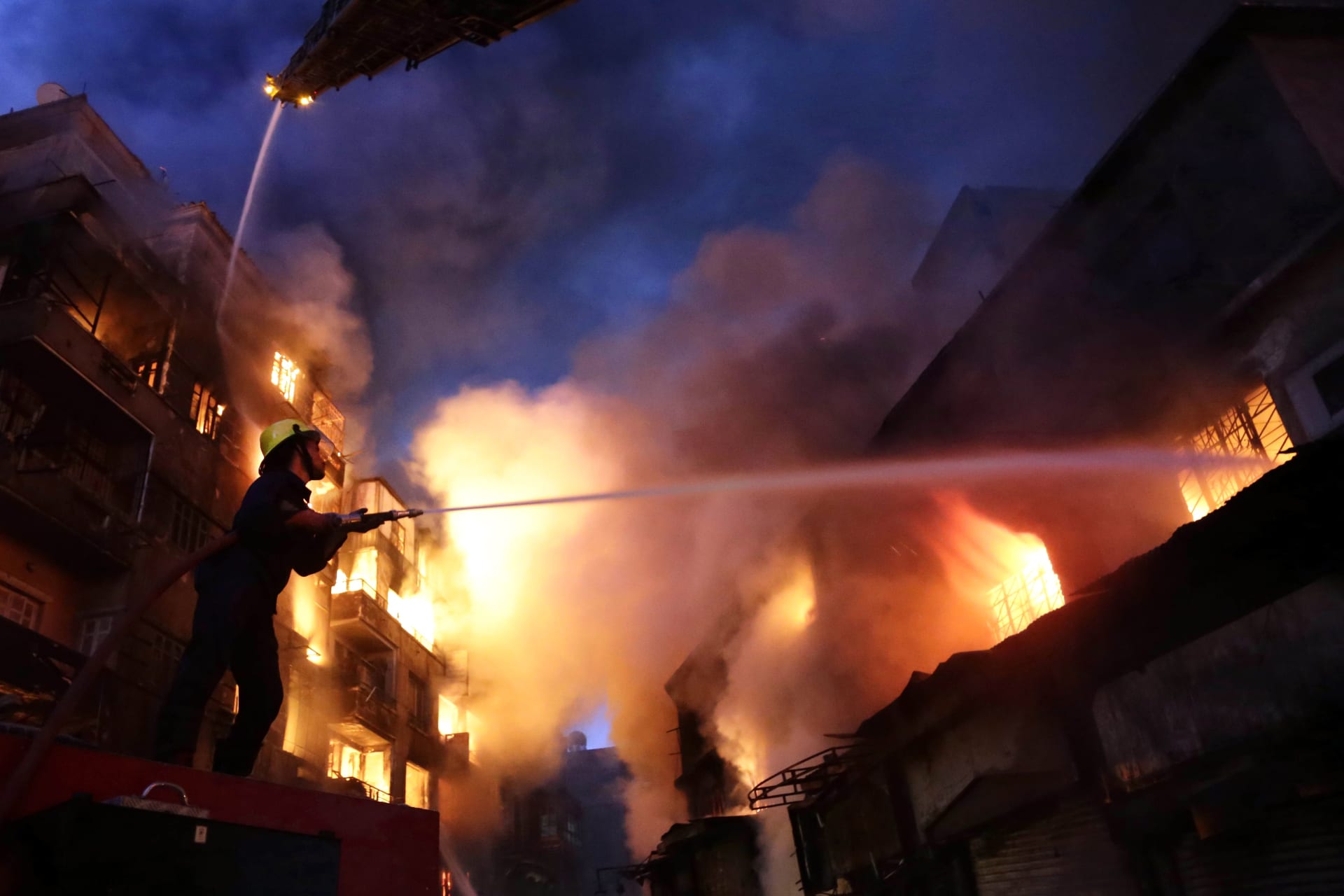 مصر: مصرع 20 على الأقل وإصابة 24 في حريق أحد مصانع الملابس بمدينة العبور