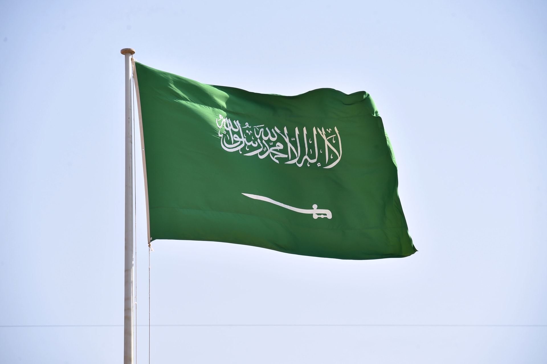 السعودية: القبض على مقيمين لتباهيهما بعرض مبالغ مالية مجهولة المصدر