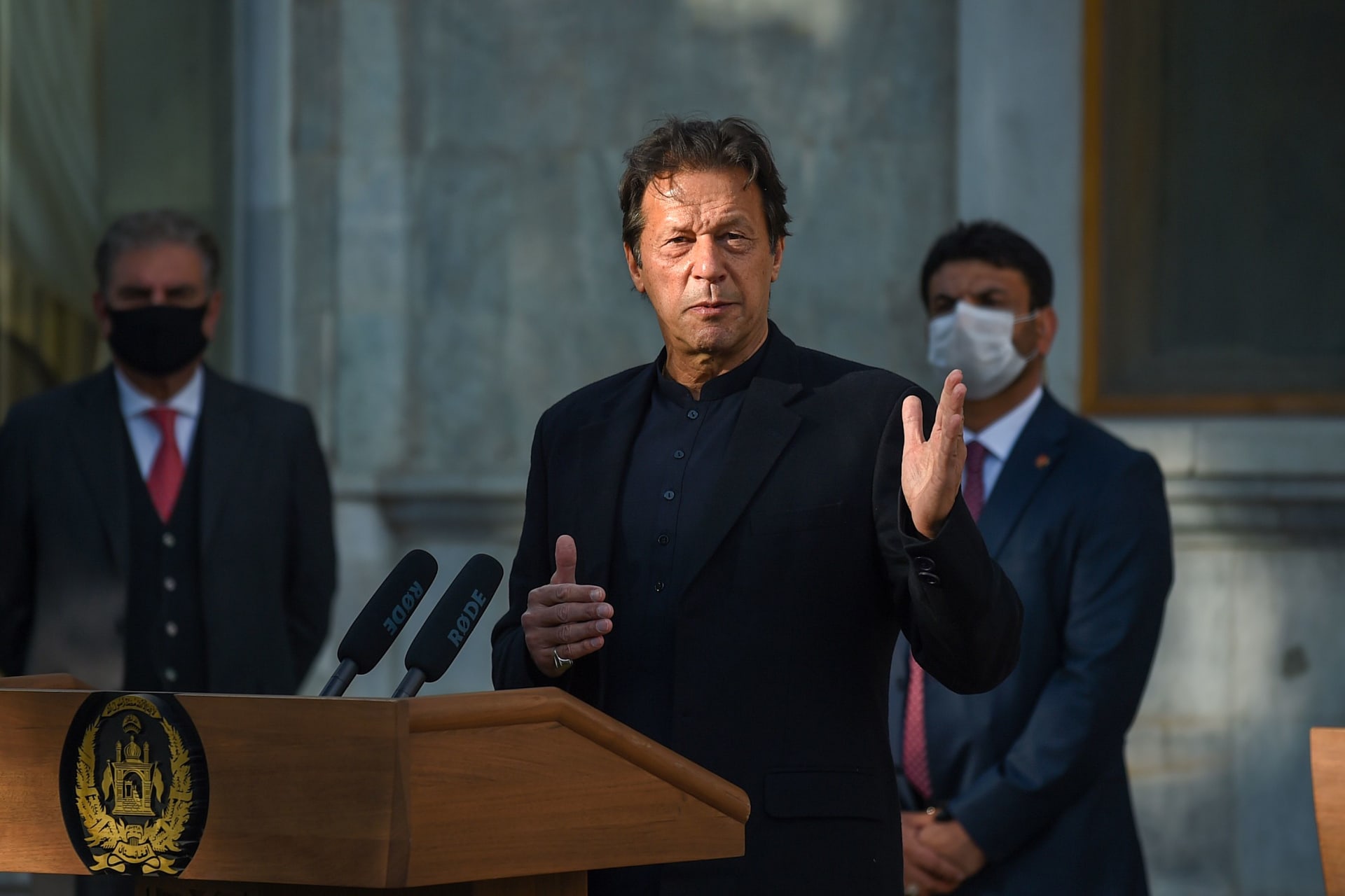 إصابة رئيس وزراء باكستان بفيروس كورونا بعد يومين من تلقيه أول جرعة من لقاح سينوفارم