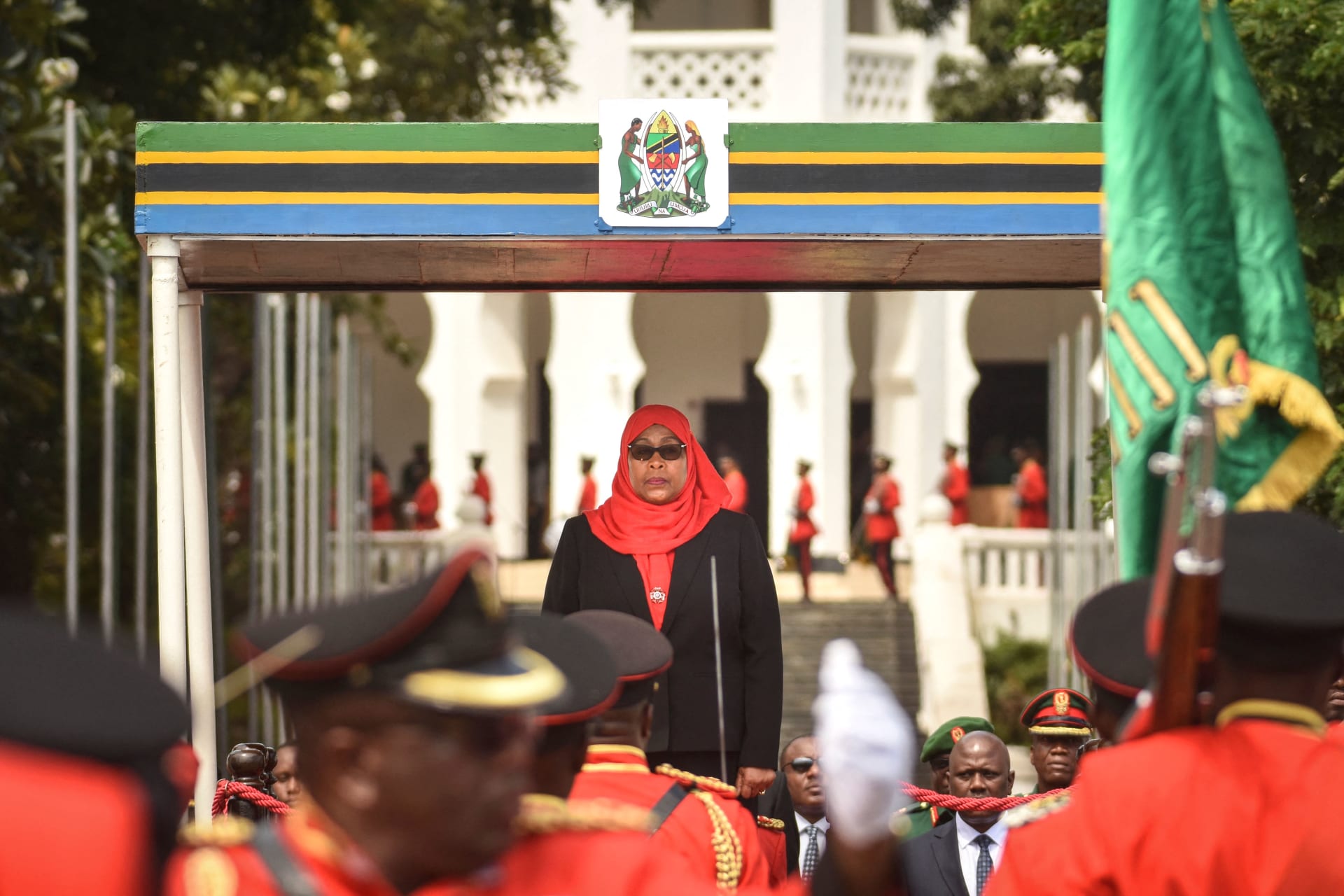 سامية صلوحي.. من تكون أول رئيسة مسلمة في تاريخ تنزانيا وشرق إفريقيا؟