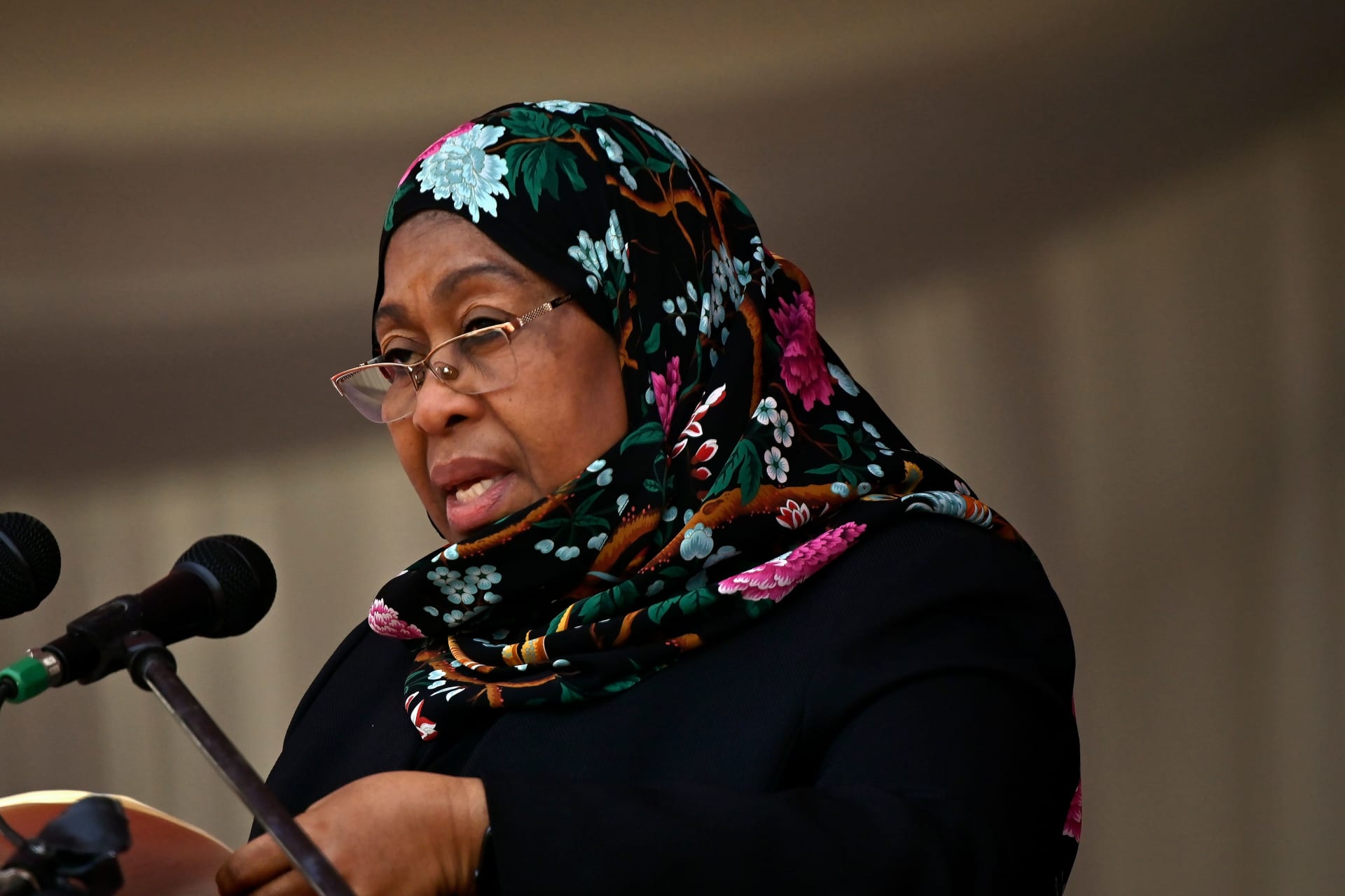 سامية صلوحي.. أول رئيسة مسلمة في تاريخ تنزانيا وشرق إفريقيا