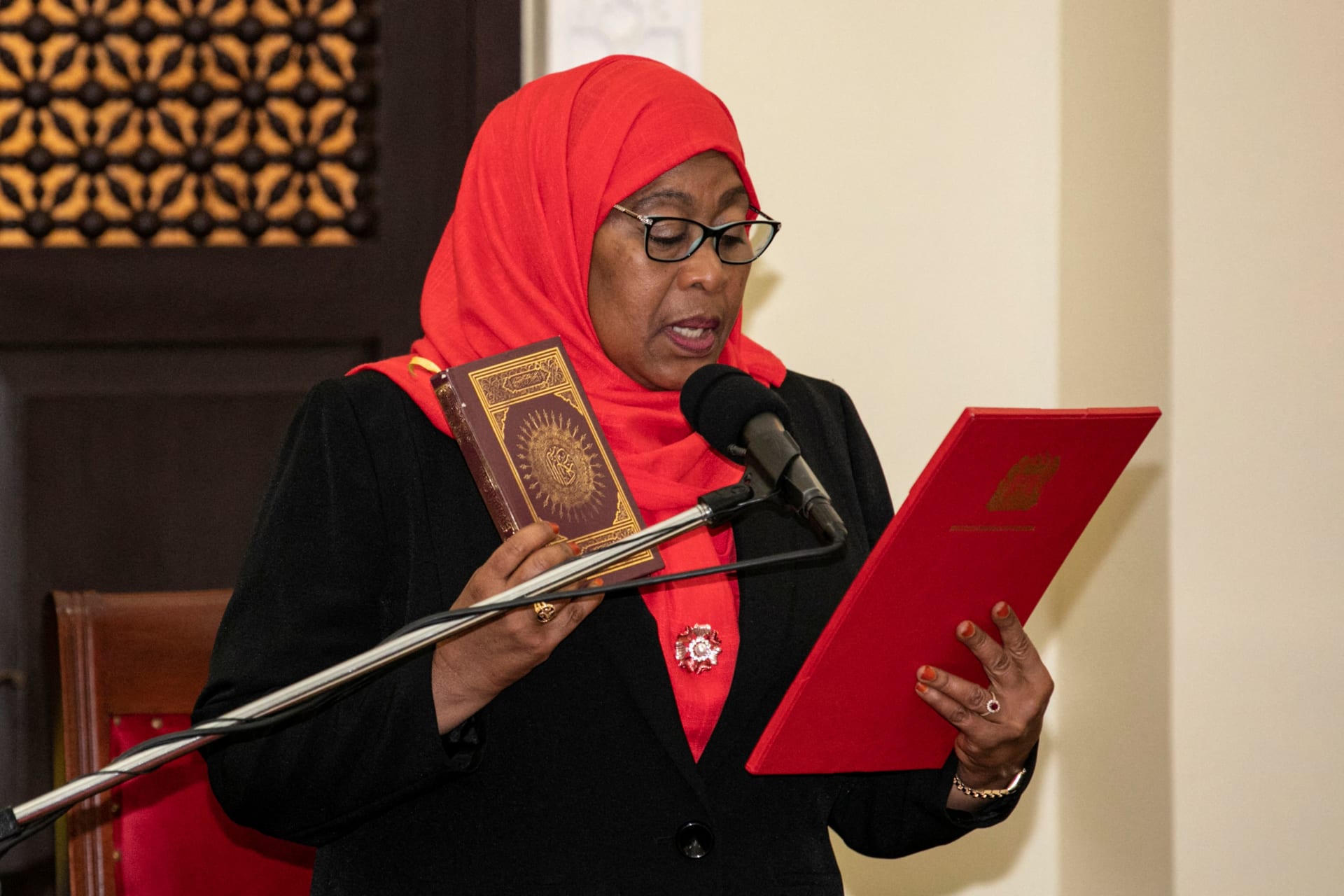 سامية صلوحي.. أول رئيسة مسلمة في تاريخ تنزانيا وشرق إفريقيا