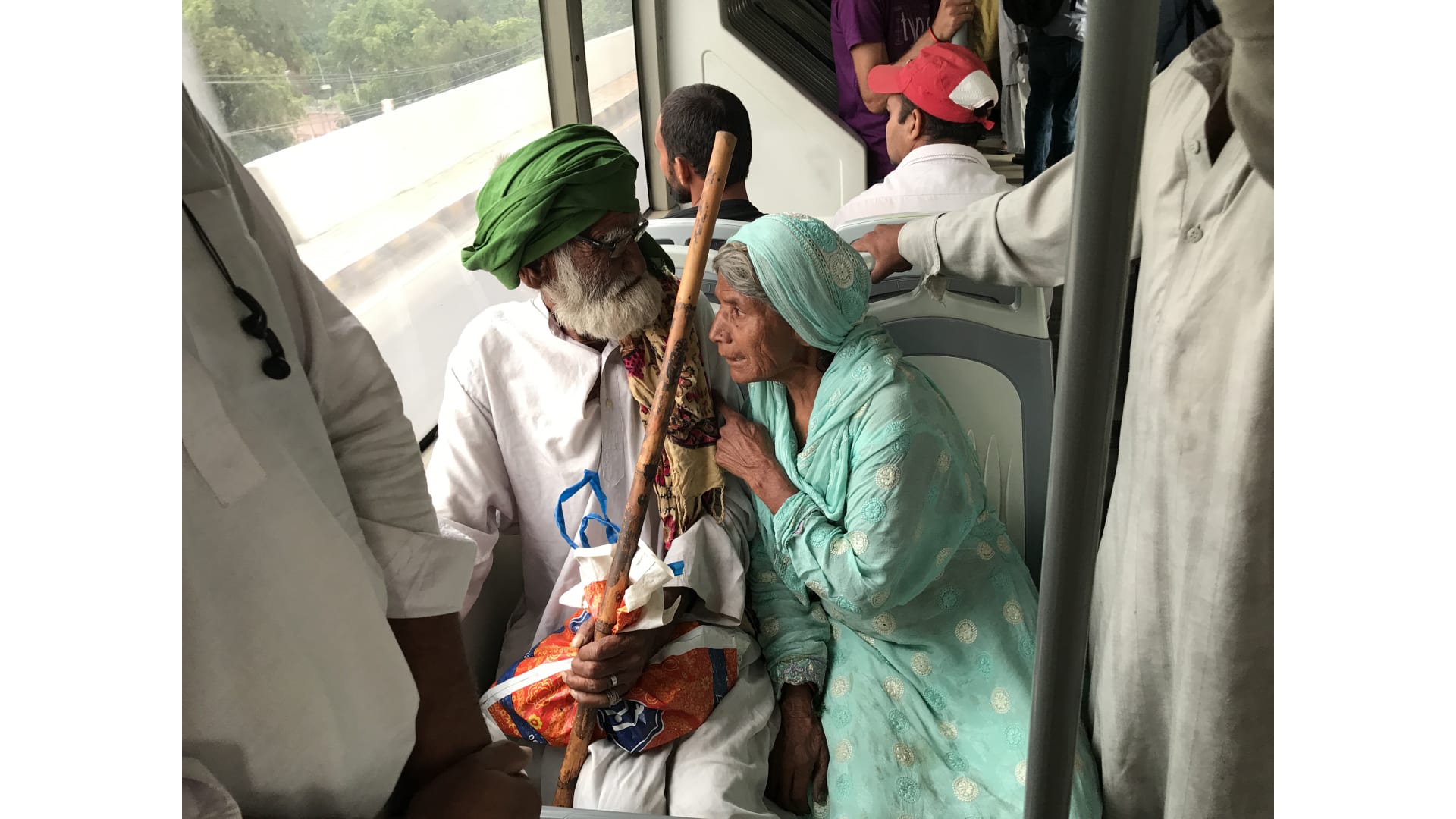 باكستاني يوثق حياة ركاب المتروباص في لاهور
