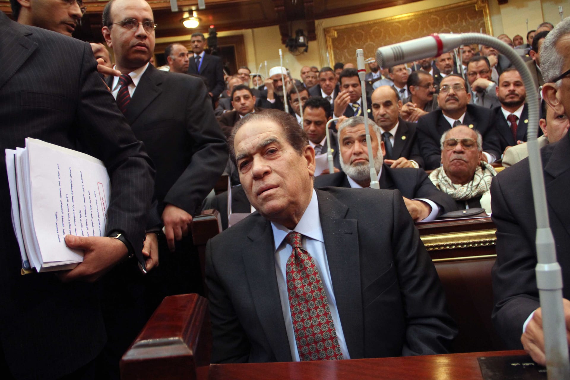صورة أرشيفية للجنزوري بالبرلمان المصري العام 2012