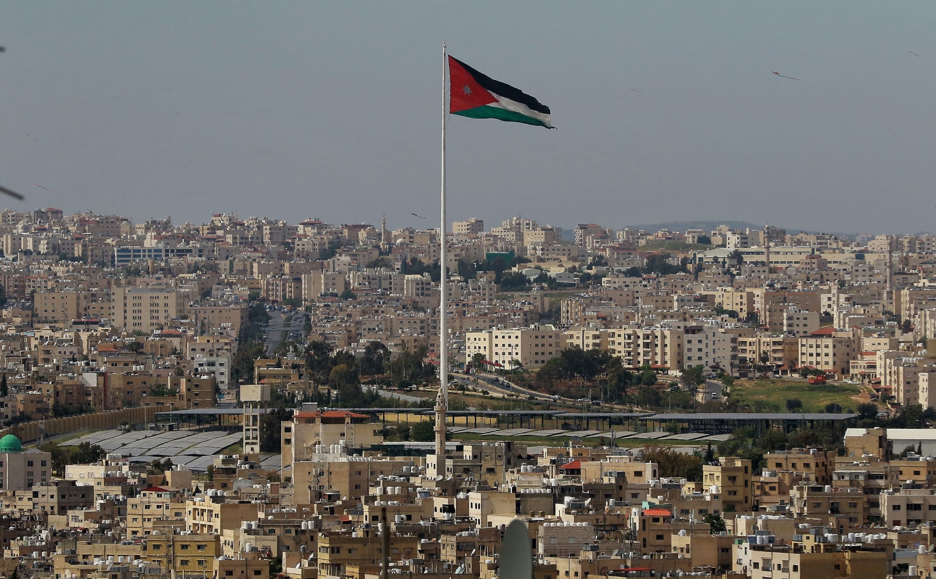 صورة تظهر علم الأردن يرفرف فوق العاصمة عمّان