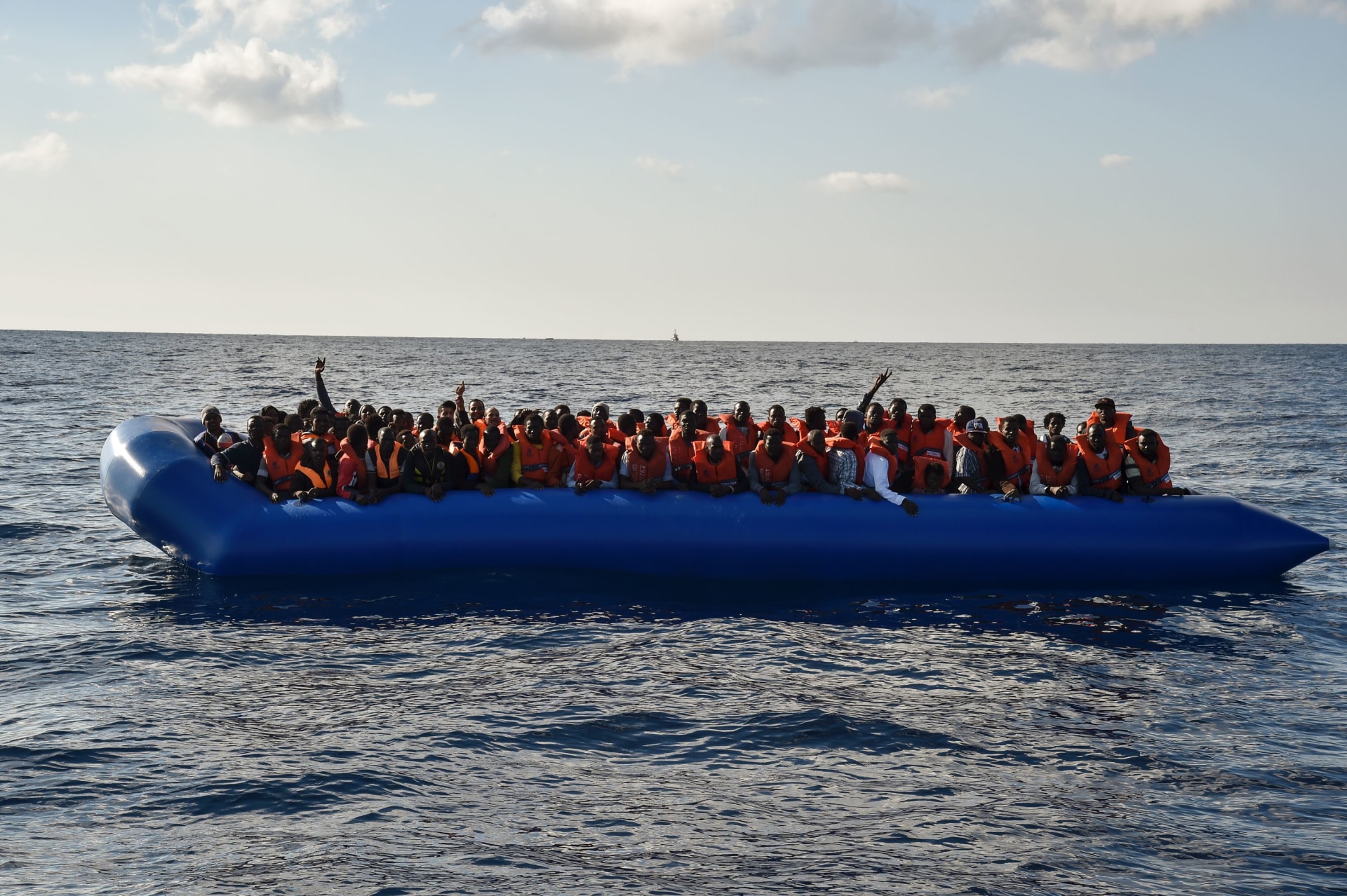 مقتل 130 شخصًا في حادثة غرق مركب قبالة سواحل ليبيا