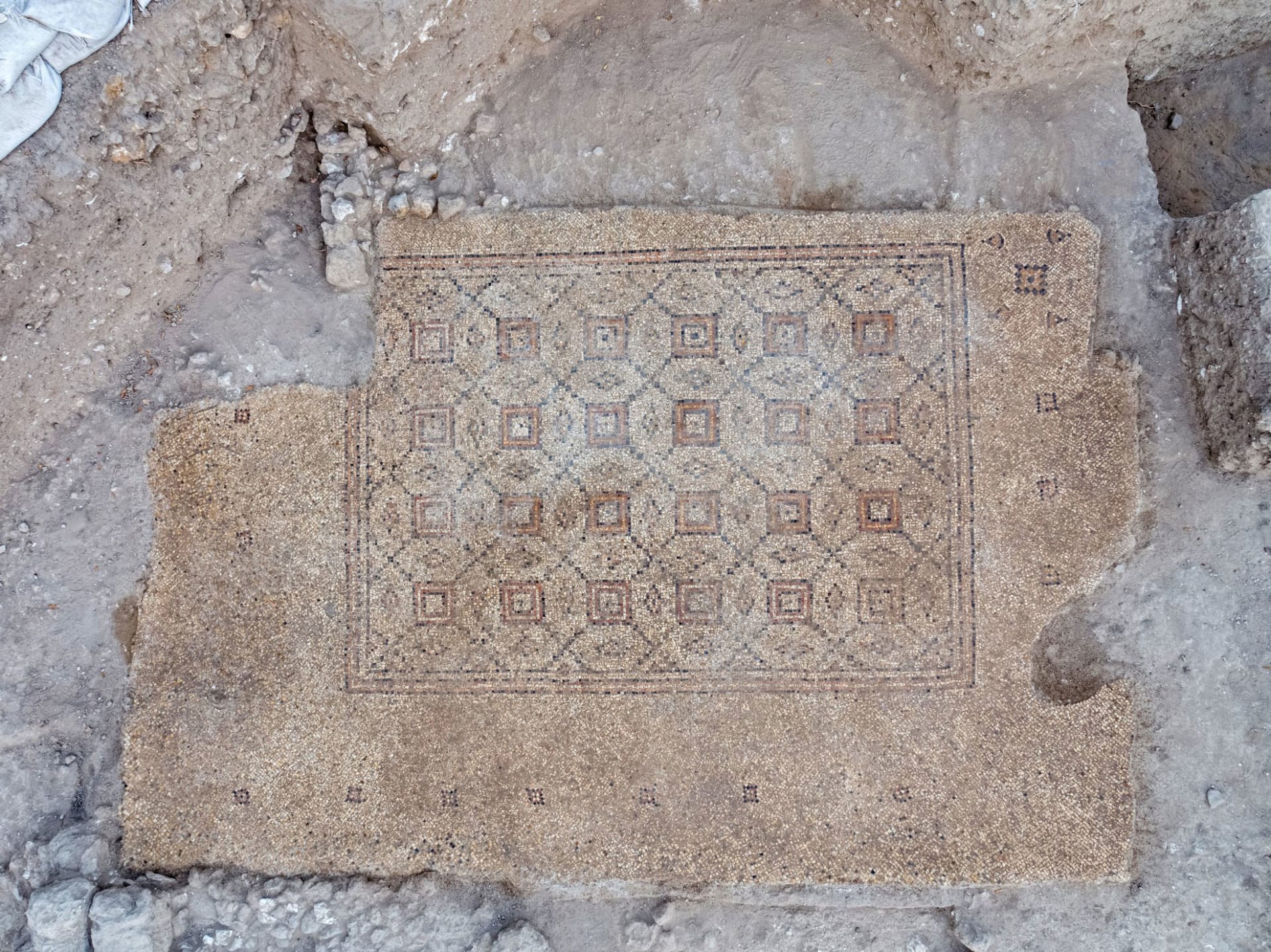 محفوظة بشكل جيد.. علماء آثار يكتشفون فسيفساء عمرها 1،600 عام في إسرائيل