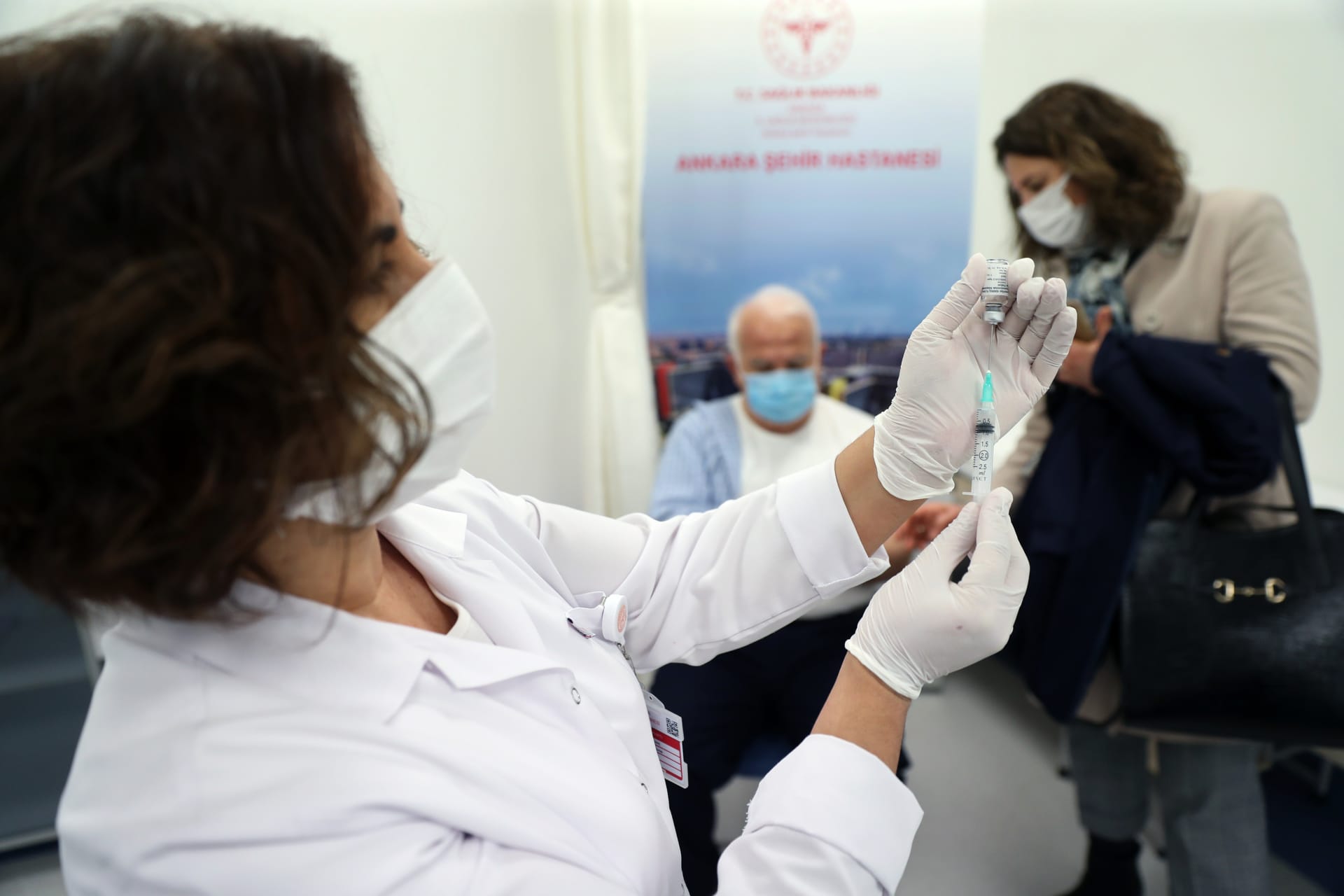 تركيا تواجه نقصًا في اللقاحات.. وترصد 5 حالات من سلالة كورونا المكتشفة في الهند