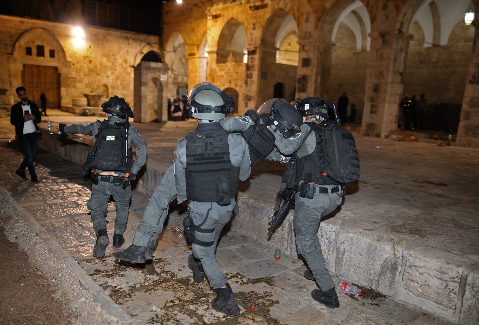 تجدد المواجهات بالقدس بين فلسطينيين والشرطة الإسرائيلية في نطاق المسجد الأقصى
