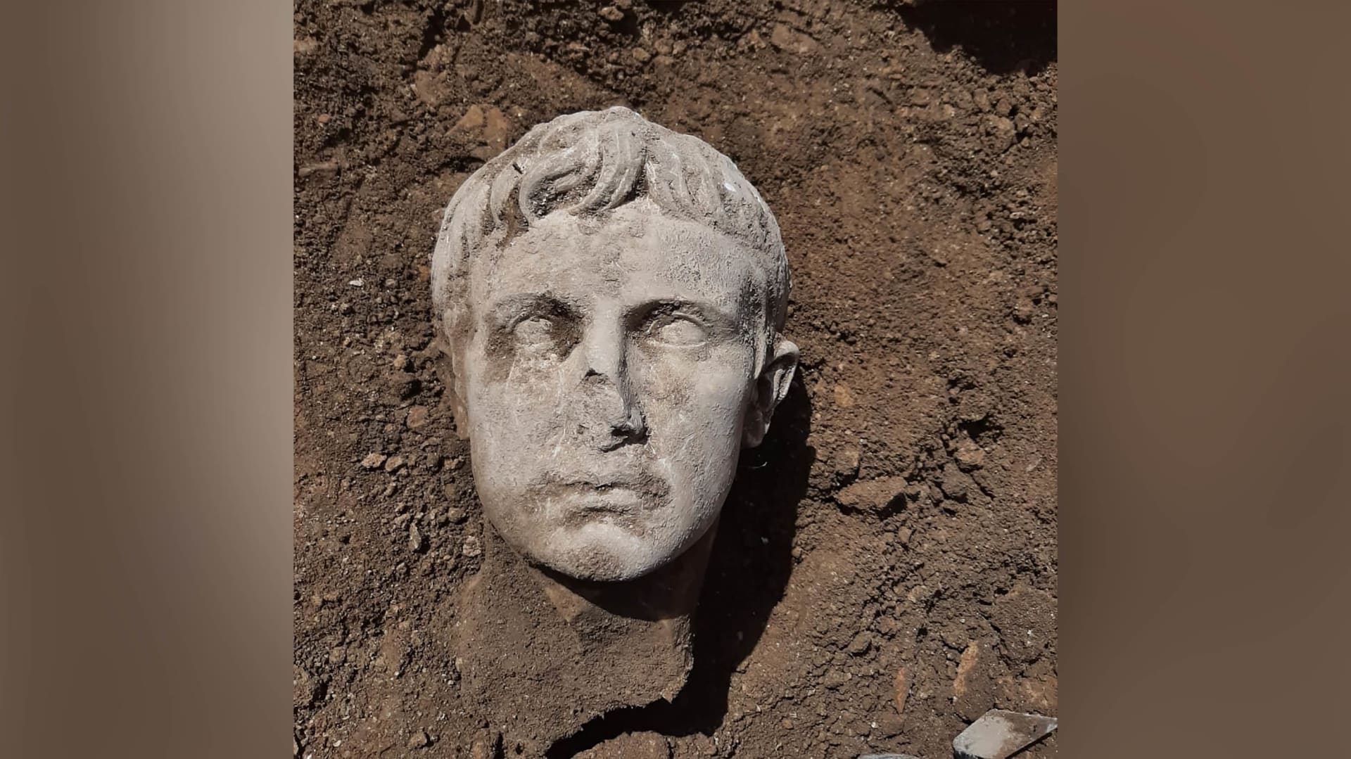 عمره ألفي عام.. اكتشاف رأس رخامي لأول إمبراطور لروما في إيطاليا