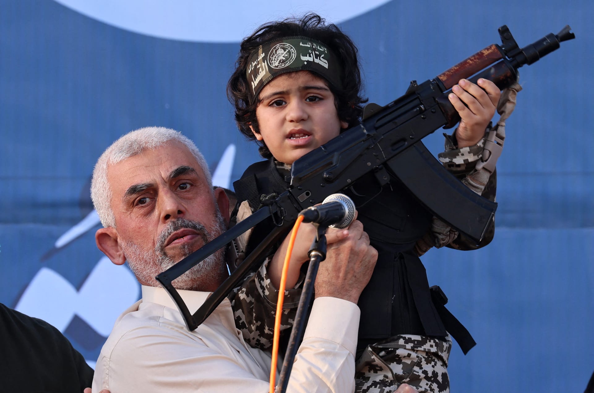 الجيش الإسرائيلي ينشر فيديو ليحيى سنوار يتفاخر بطفل يحمل بندقية