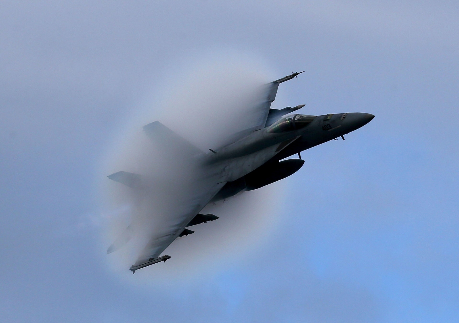 تخلق طائرة F18 Super Hornet مخروط بخار أثناء تحليقها بسرعة فوق ناقلة USS Eisenhower قبالة سواحل فيرجينيا ، 10 ديسمبر 2015