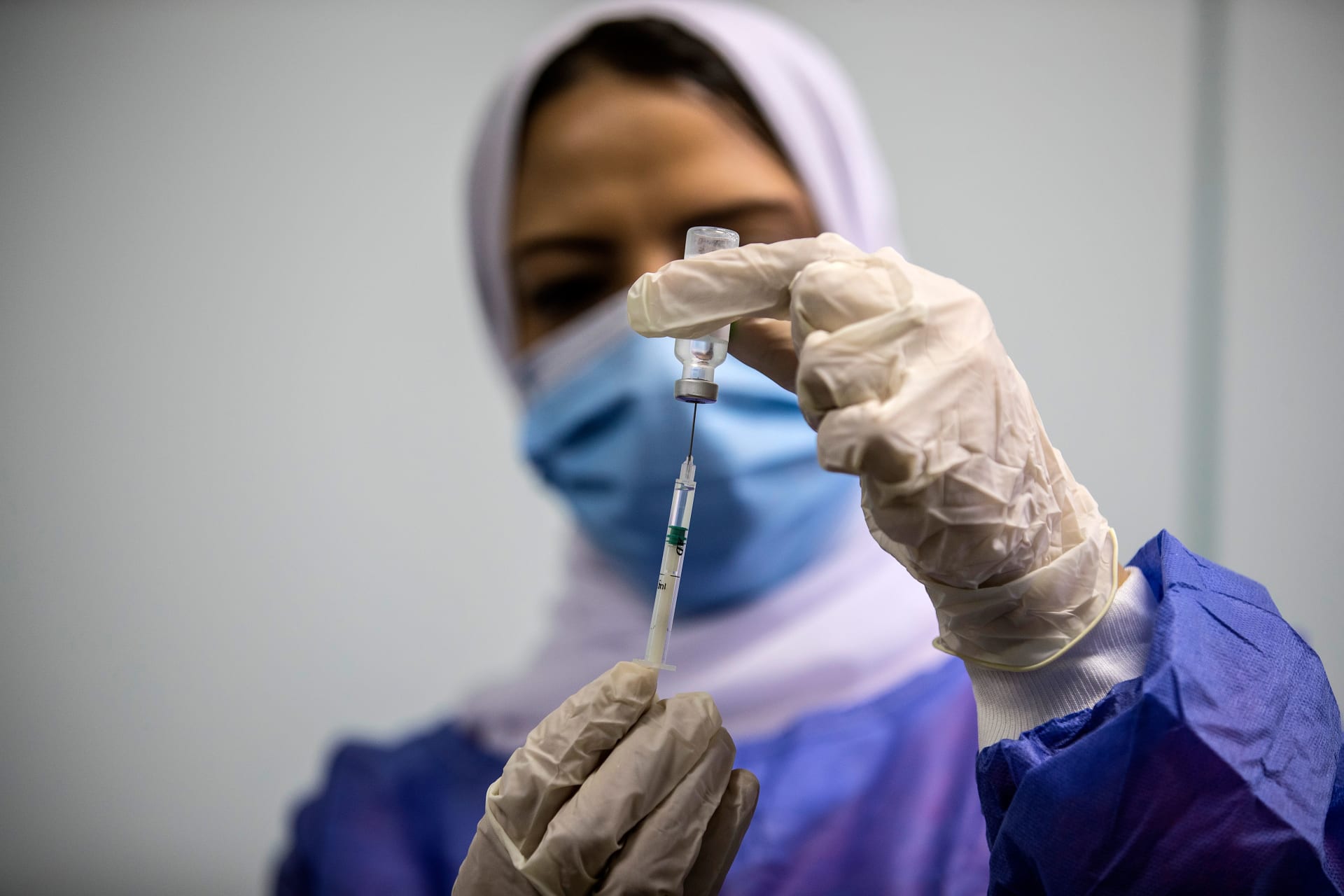 عاملة طبية مصرية تعطي جرعة من لقاح أوكسفورد أسترازينيكا في 4 مارس 2021 في القاهرة