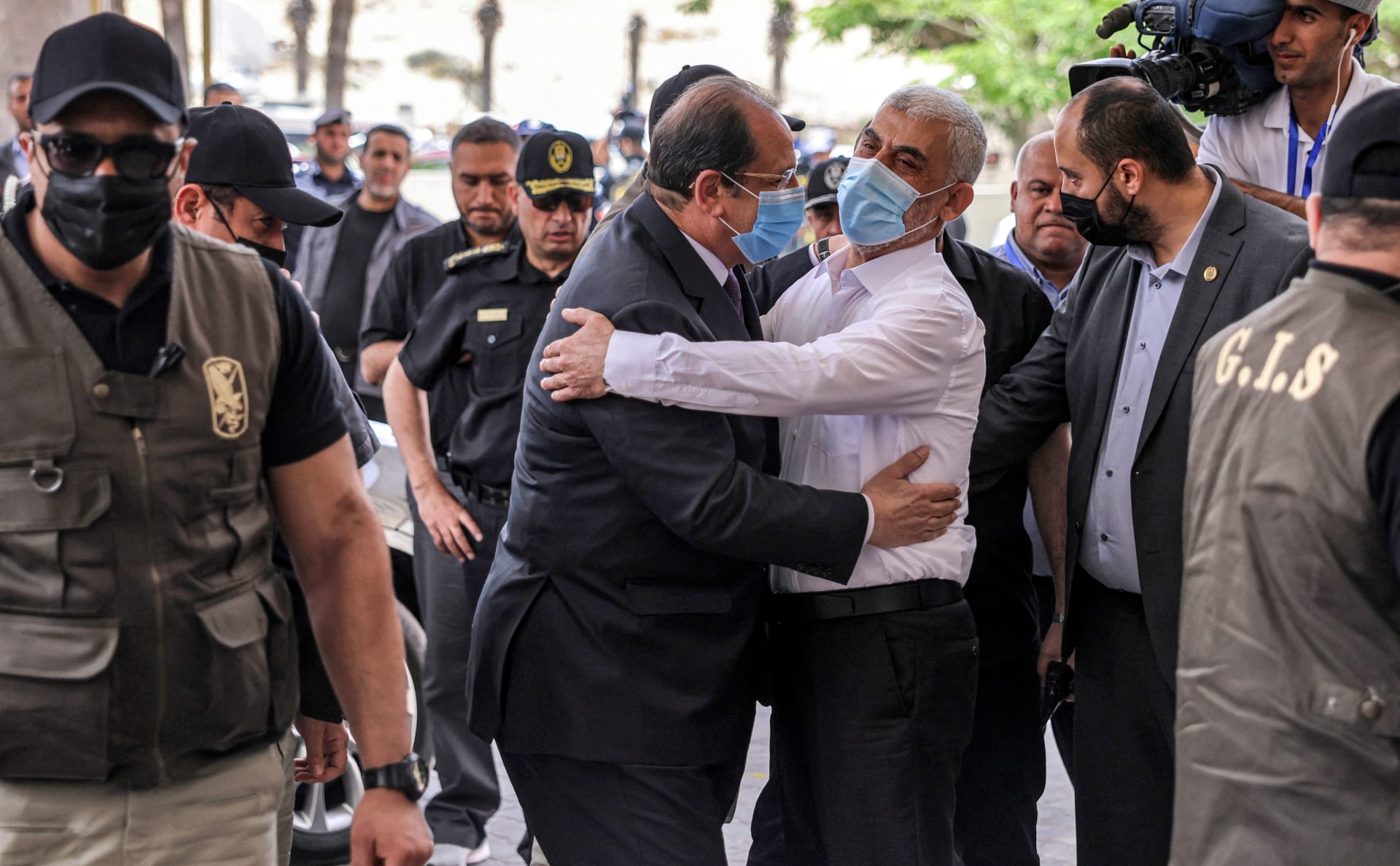 رئيس المخابرات المصرية في غزة.. وحماس ترفض ربط "تبادل الأسرى" بإعادة الإعمار