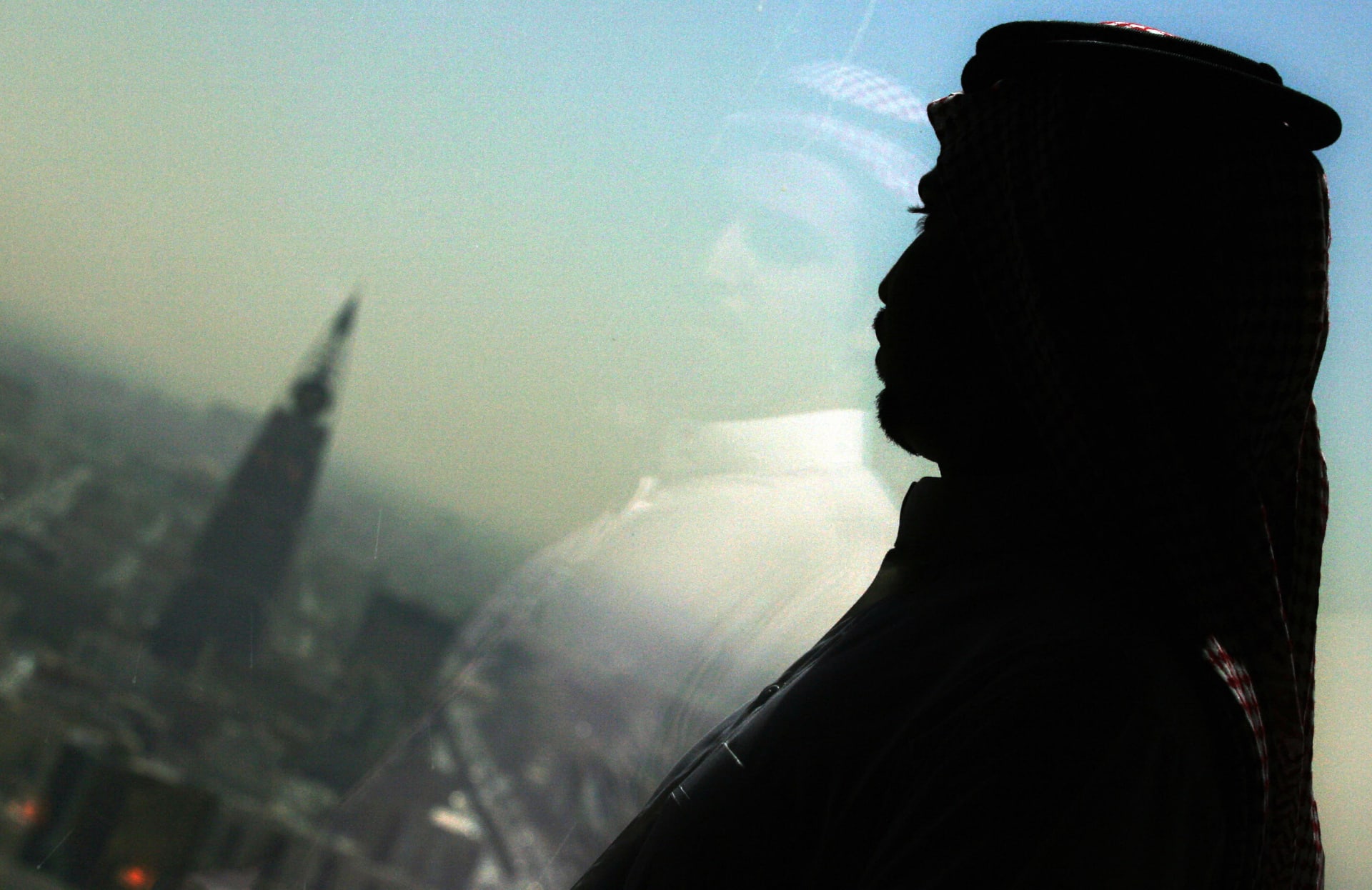 صورة أرشيفية تعبيرية لشخص ينظر إلى وسط العاصمة السعودية، الرياض