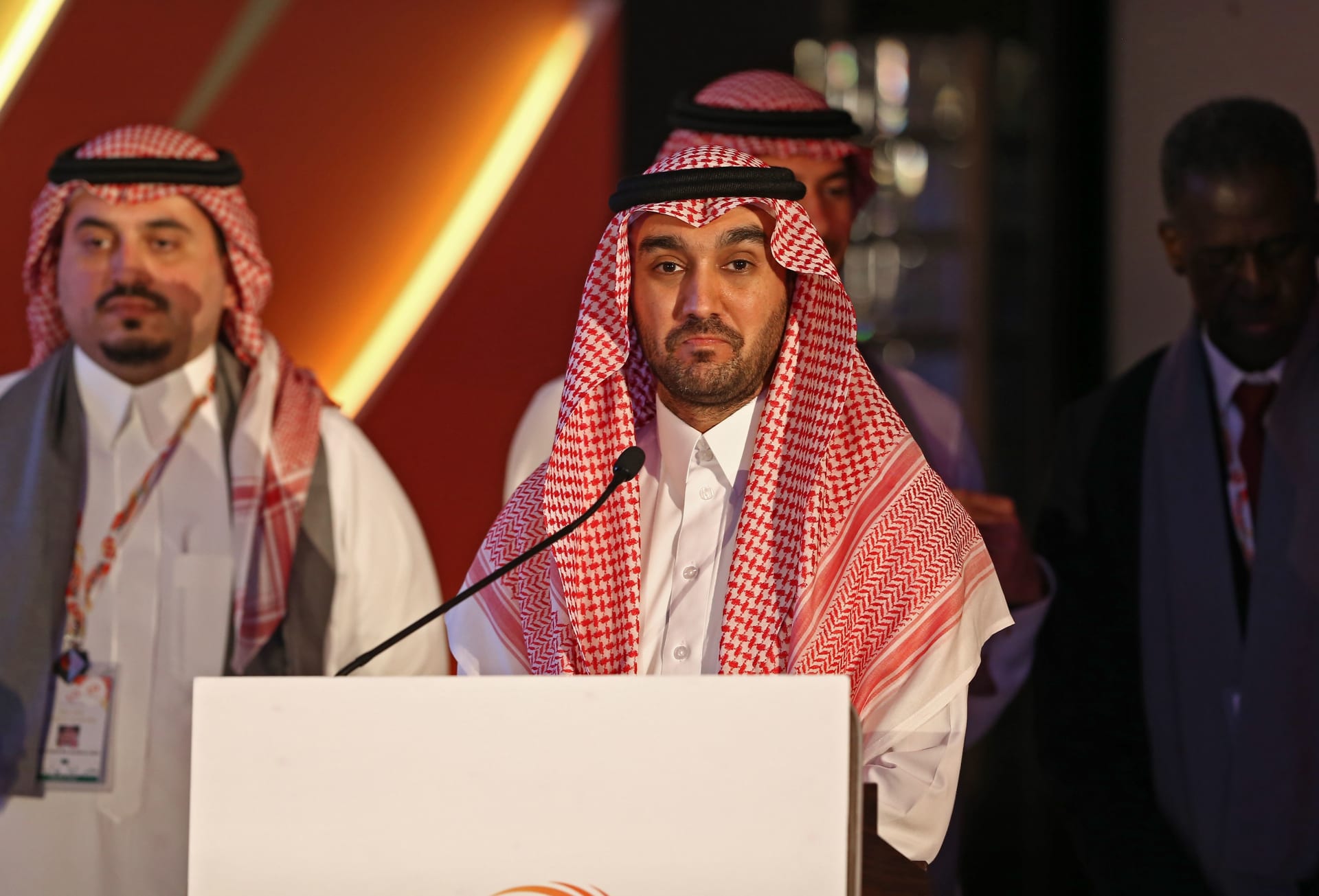 وزير الرياضة السعودي يشجع "الأخضر" بين الجماهير من المدرجات.. هكذا جاءت التعليقات
