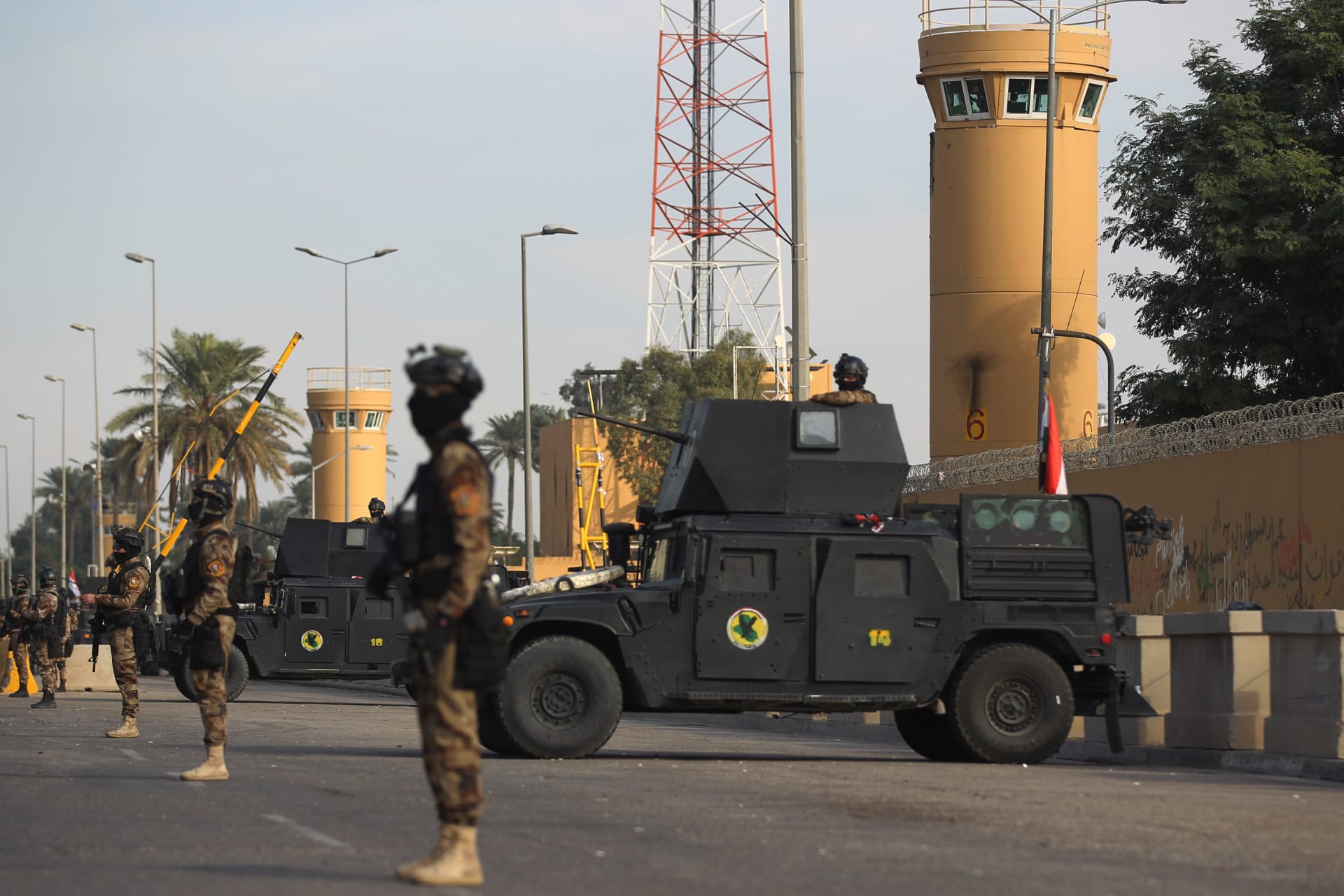 قوات مكافحة الإرهاب العراقية تقف لحراسة السفارة الأمريكية في العاصمة بغداد في 2 يناير 2020