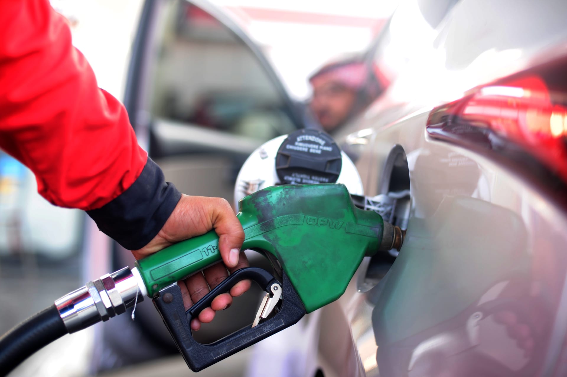 عامل يقوم بملء الوقود في سيارة بإحدى المحطات في مدينة جدة السعودية في عام 2015