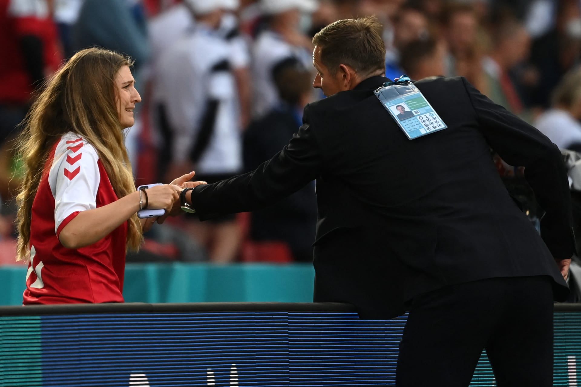 يورو2020: محاولات لإنعاش لاعب منتخب الدنمارك في الملعب خلال المباراة مع فلندا