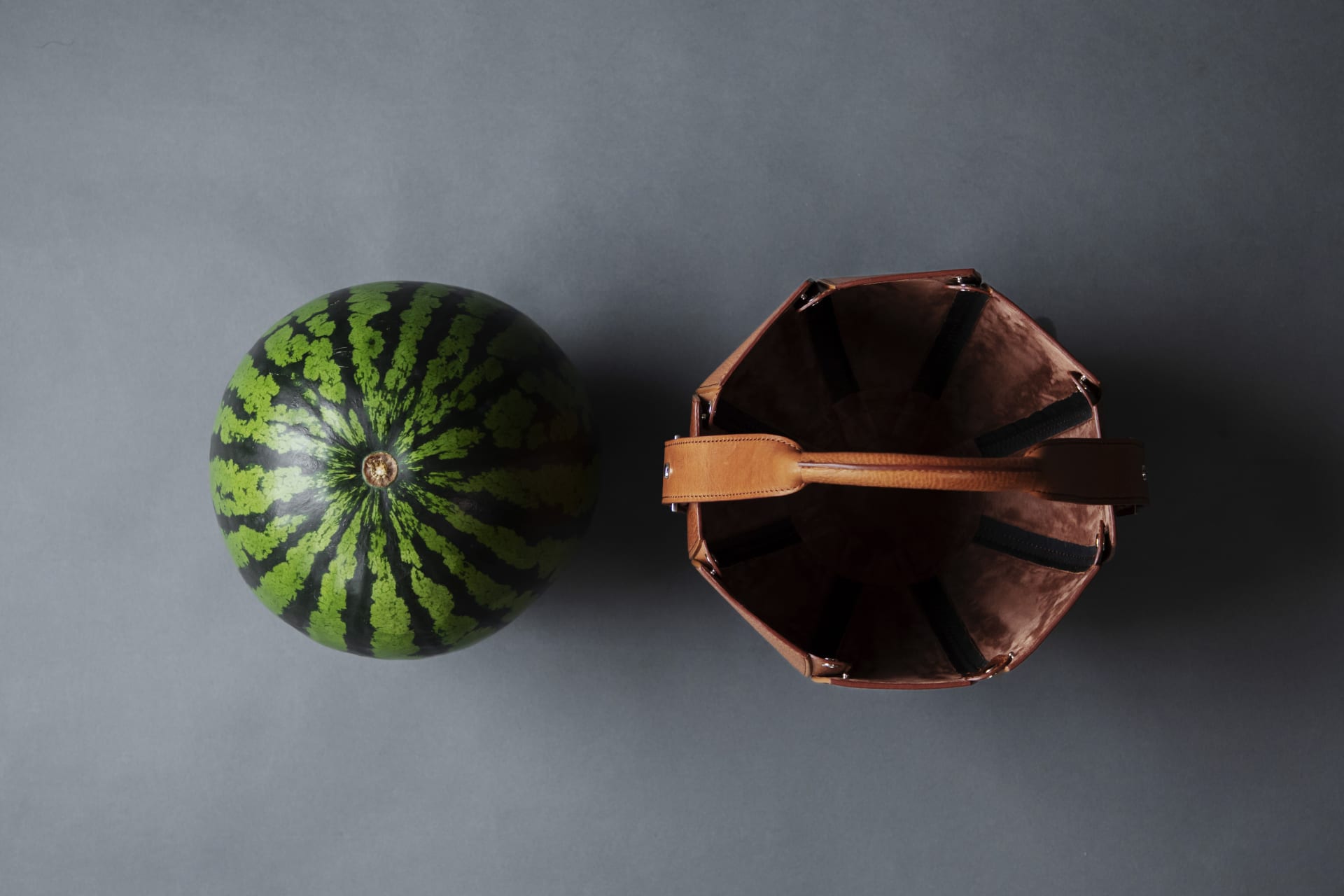 لحمل البطيخ بأناقة.. ابتكر ياباني حقيبة فاخرة خاصة لهذه الفاكهة الصيفية