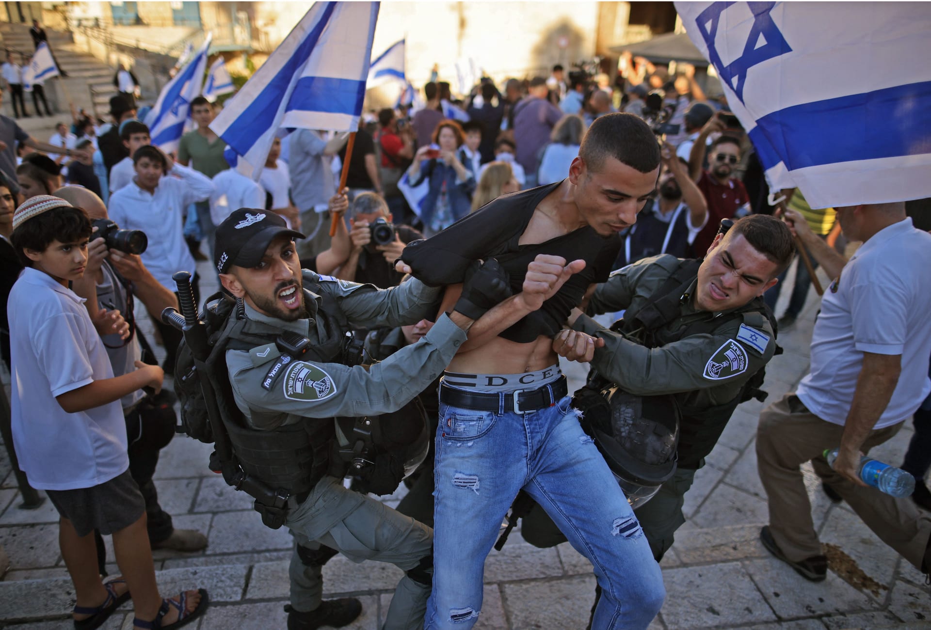 انطلاق "مسيرة الأعلام" في القدس.. وإصابة عشرات الفلسطينيين في مواجهات مع القوات الإسرائيلية