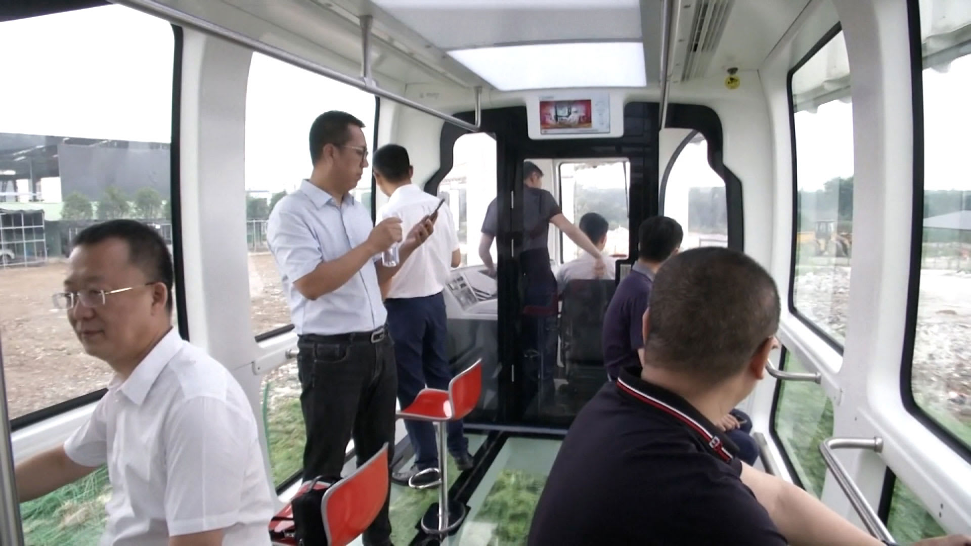هل تود رؤية ما تحت قدميك؟ إطلاق "قطار باندا" معلق بأرضية زجاجية في الصين