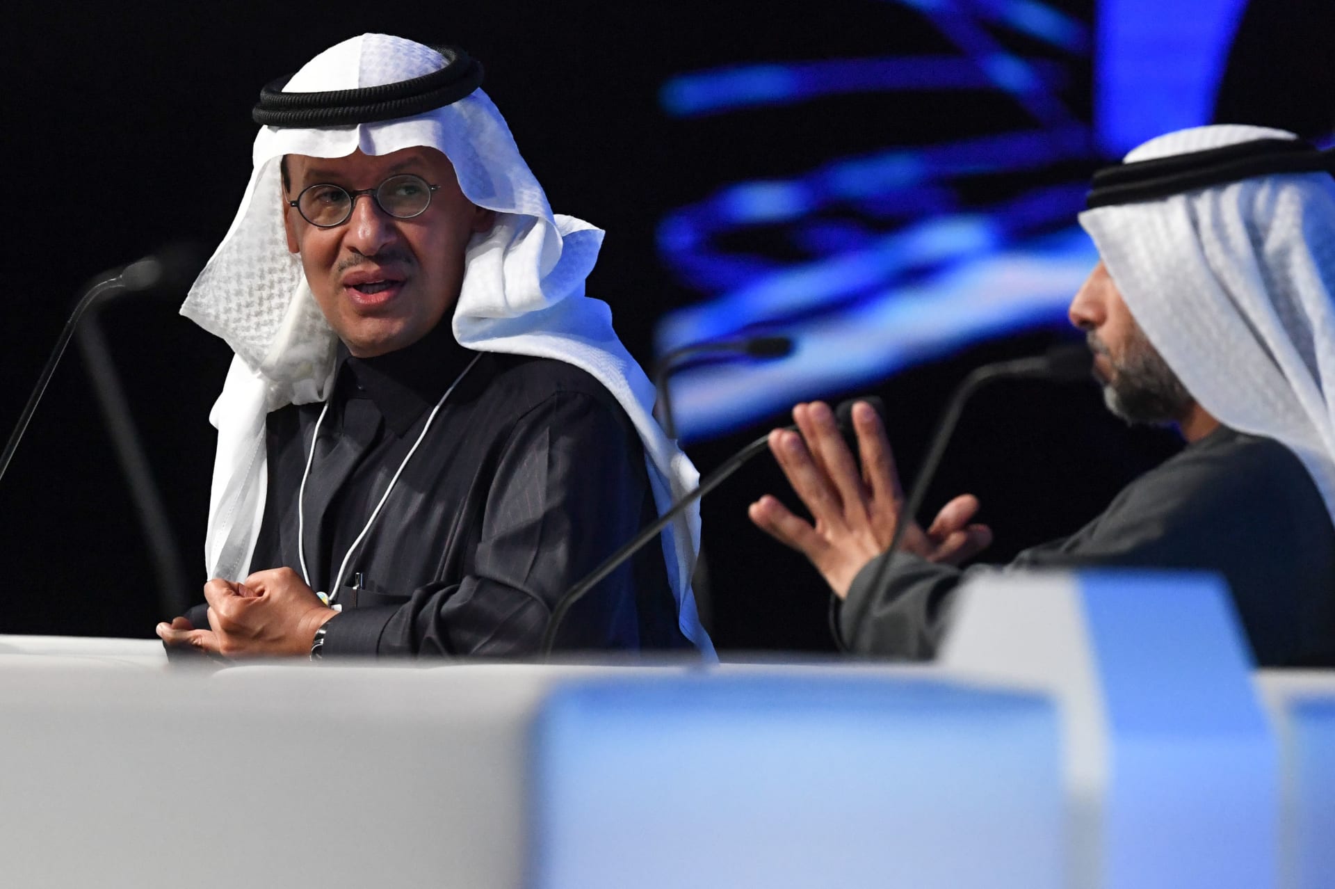  وزير الطاقة السعودي الأمير عبد العزيز بن سلمان آل سعود (إلى اليسار) ووزير الطاقة والصناعة الإماراتي سهيل المزروعي يحضران قمة مستقبل الاستدامة في مركز أبوظبي الوطني للمعارض في 14 يناير 2020