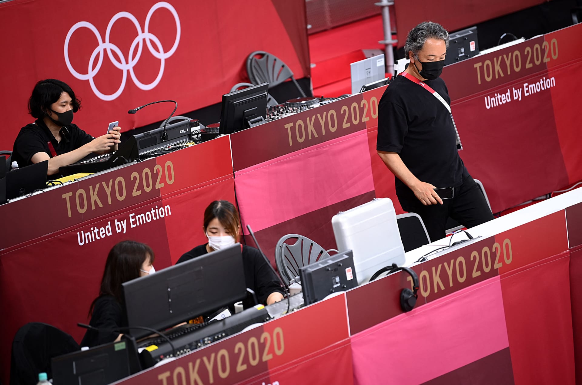 عمل القضاة والمتطوعون والفنيون داخل ملعب نيبون بودوكان لأحداث الجودو والكاراتيه - دورة الألعاب الأولمبية في طوكيو 2020