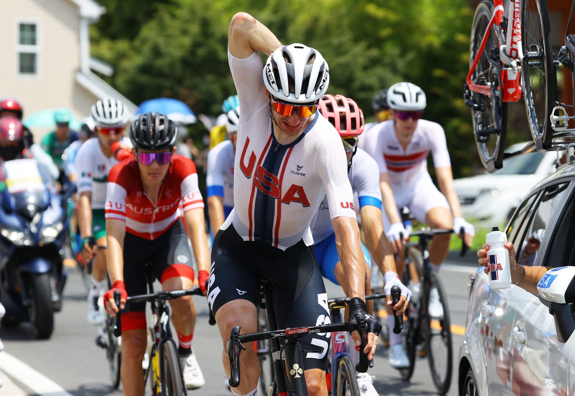 براندون ماكنولتي من الولايات المتحدة الأمريكية يبرد أثناء سباق الدراجات على الطرق للرجال خلال دورة الألعاب الأولمبية طوكيو 2020