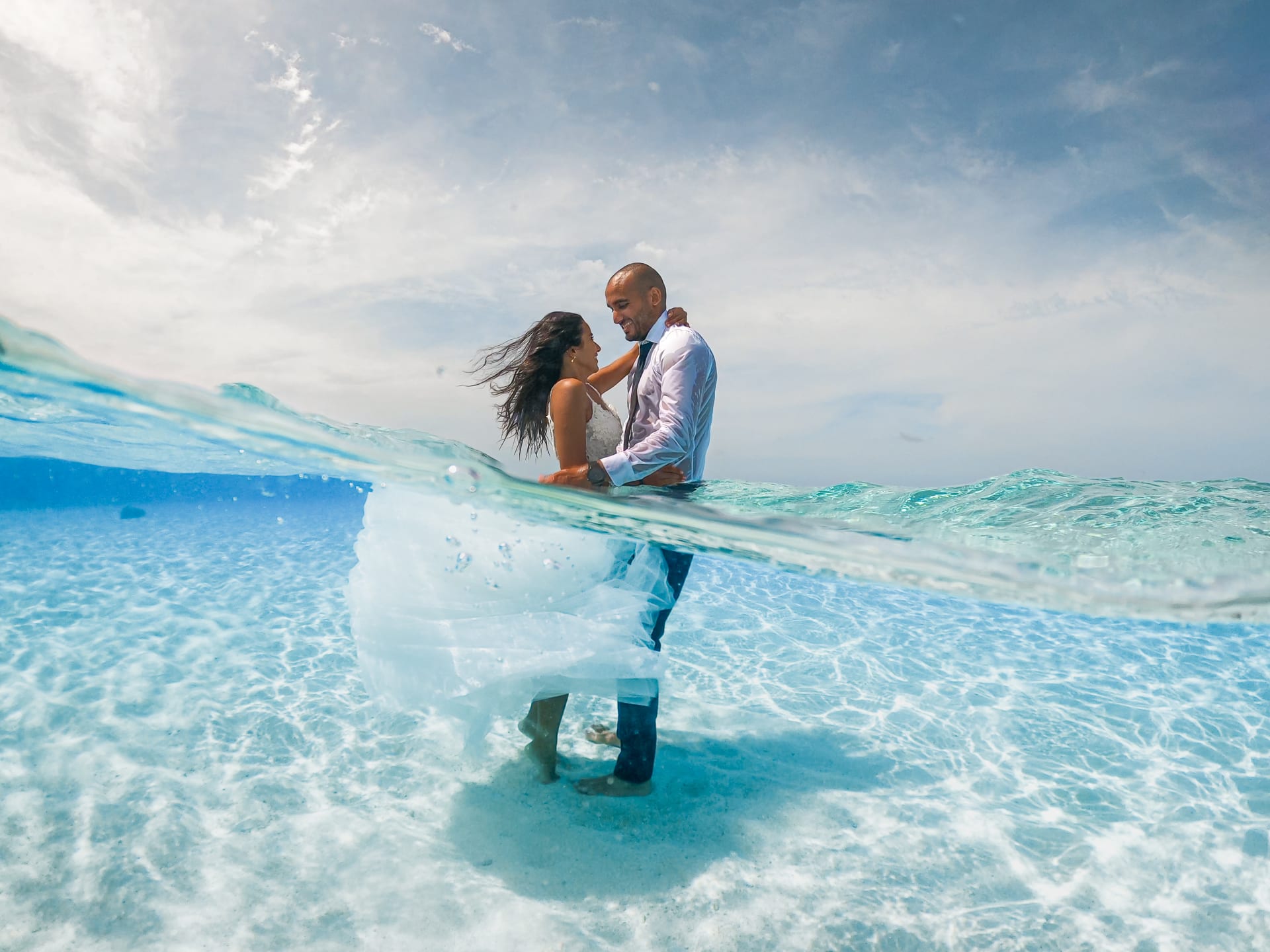 شاهد: زوجان سعوديان يحتفلان بزفافهما أسفل الماء في جزر المالديف