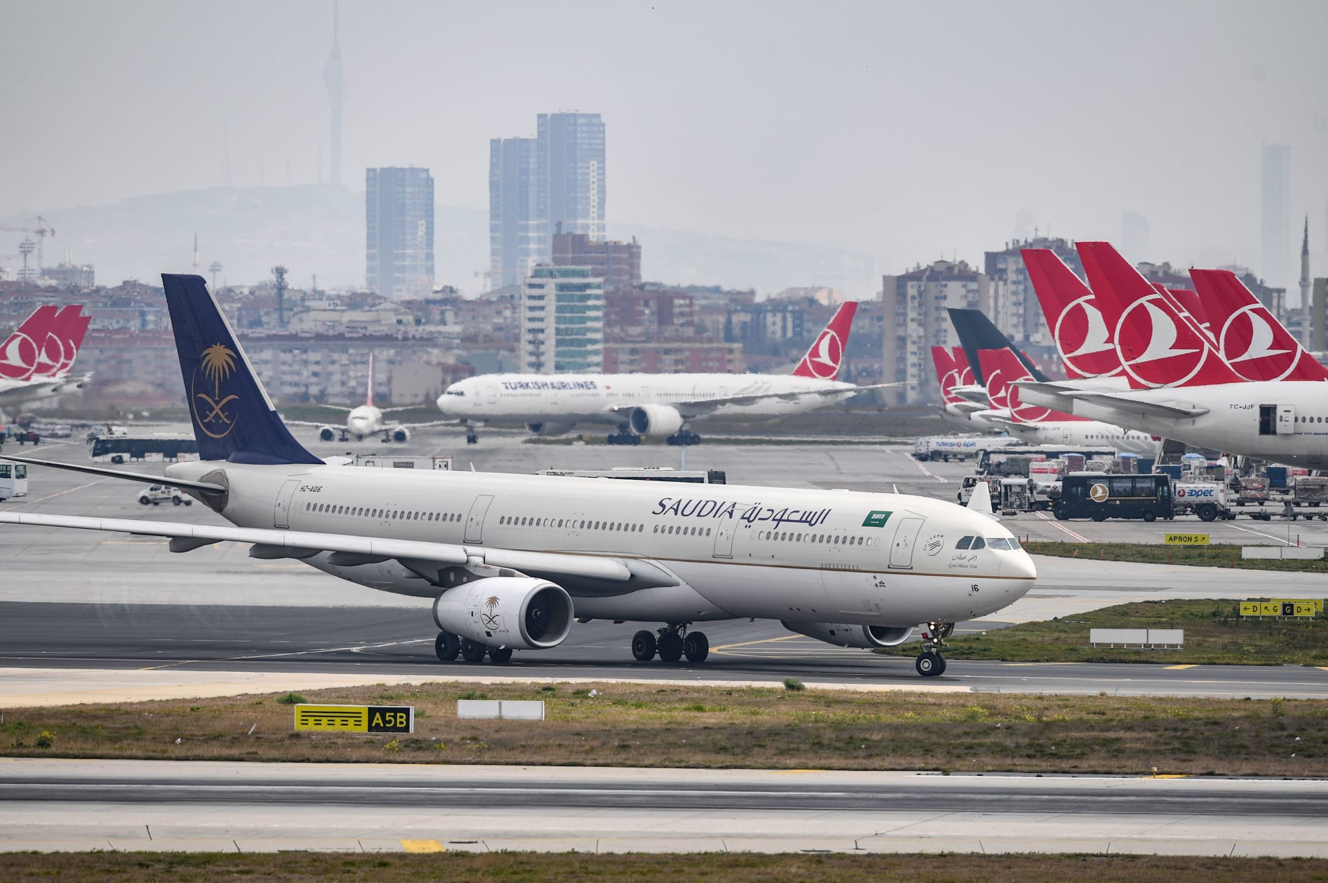 صورة أرشيفية لطائرة تابعة للخطوط الجوية السعودية في مطار إسطنبول 2019